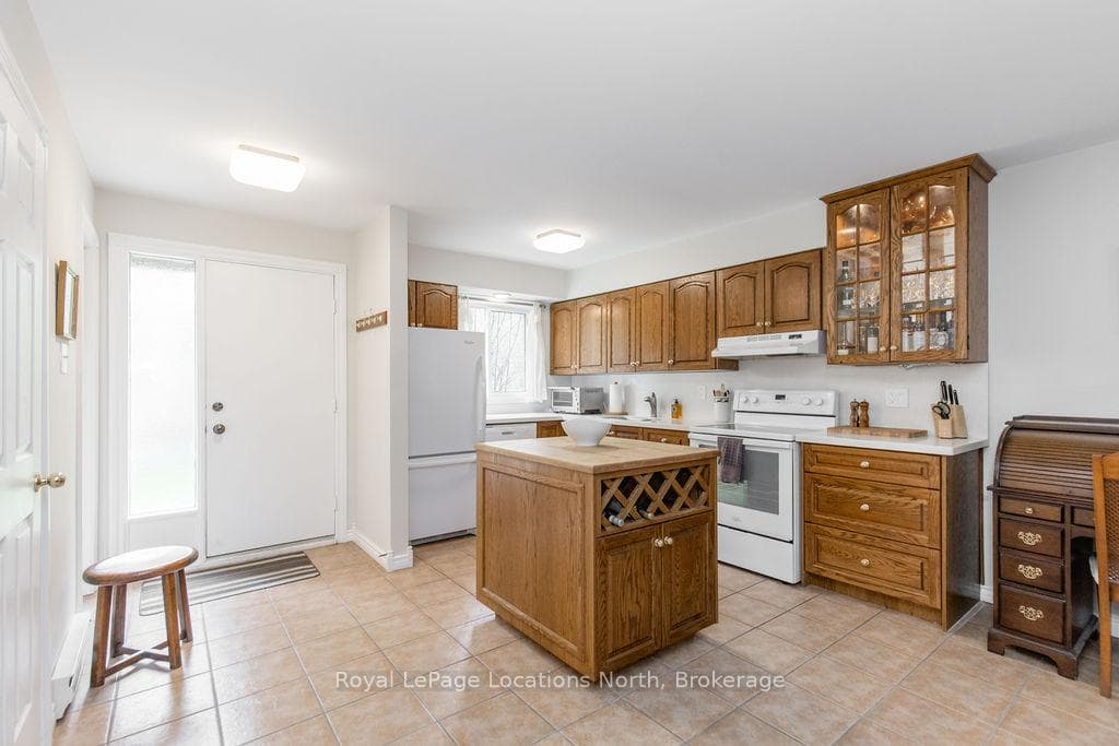 112 Escarpment Crescent photo 3