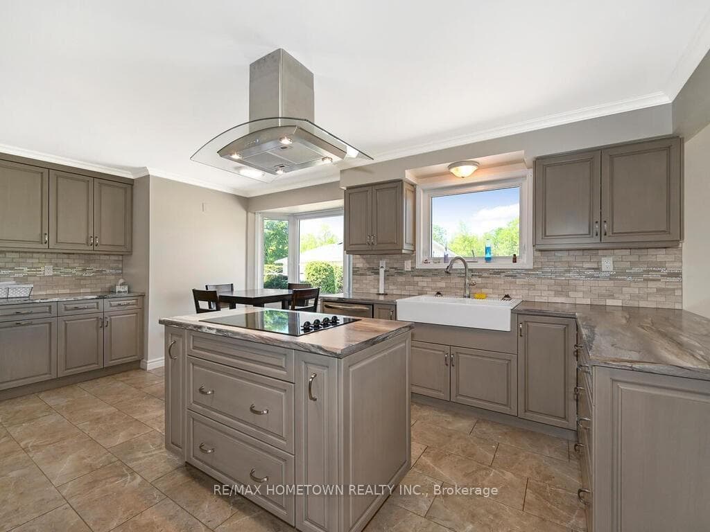 705 SCOTT Road photo 11