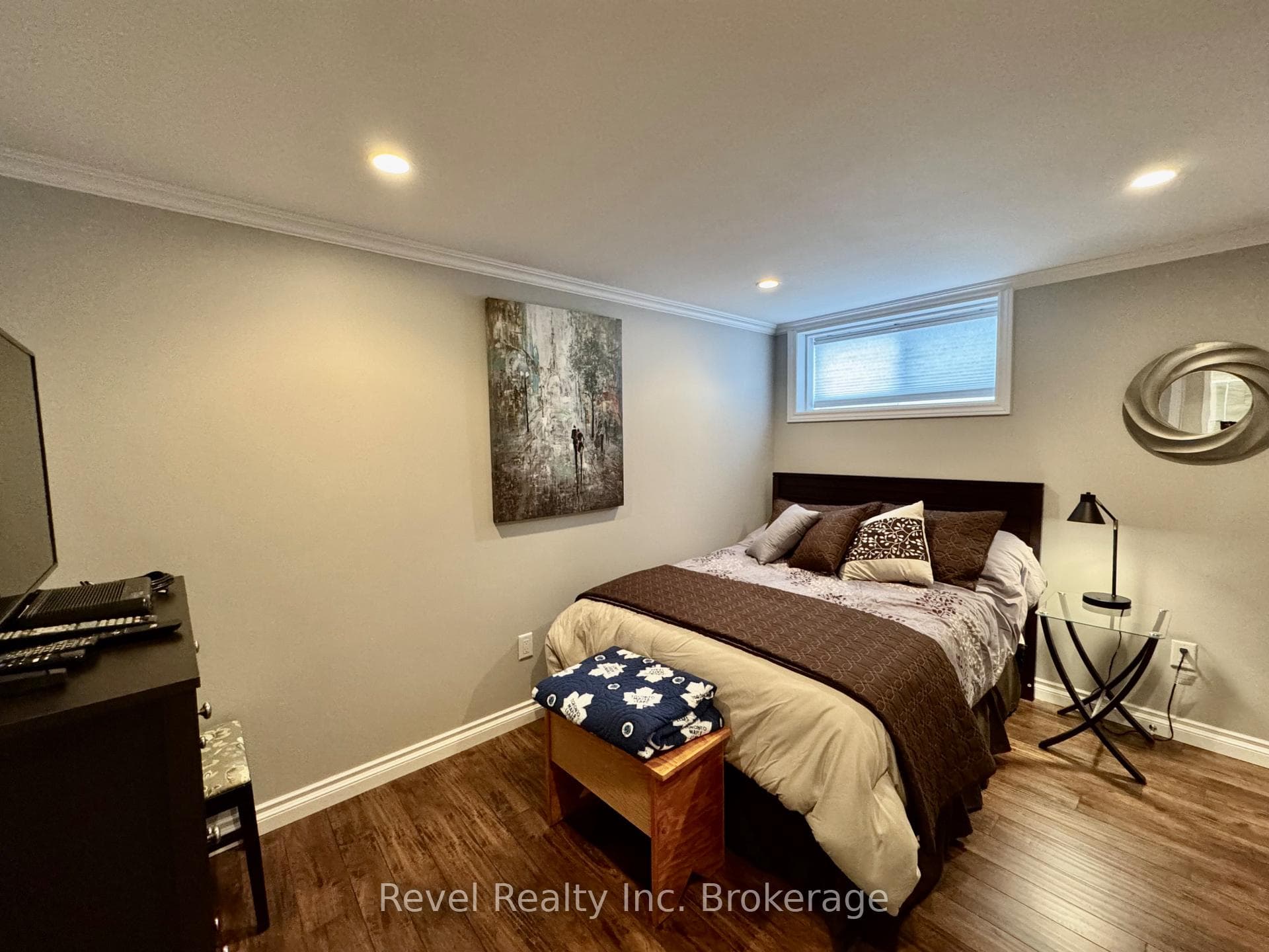 1061 Clarence Street photo 32