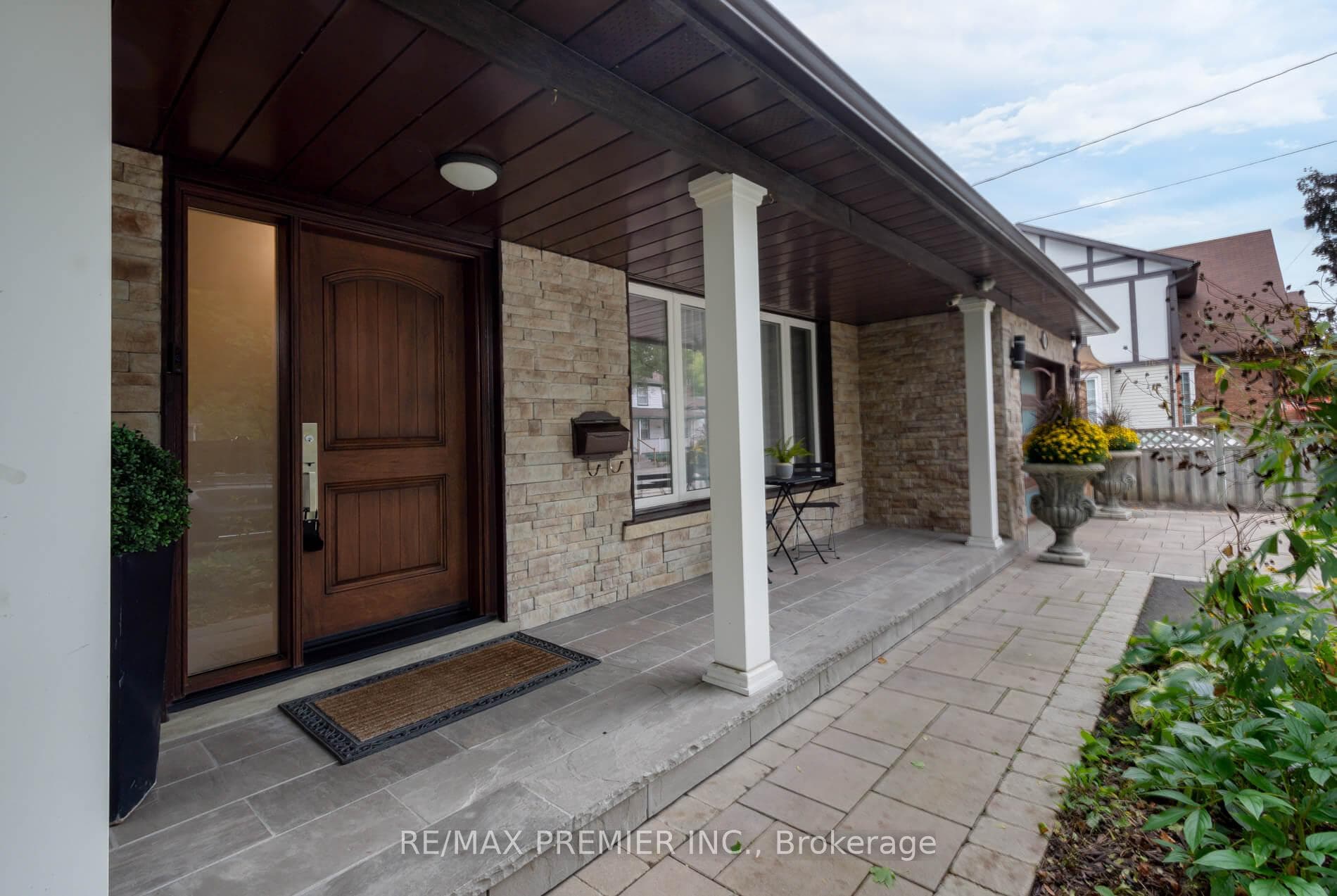 110 Clarence Street photo 3