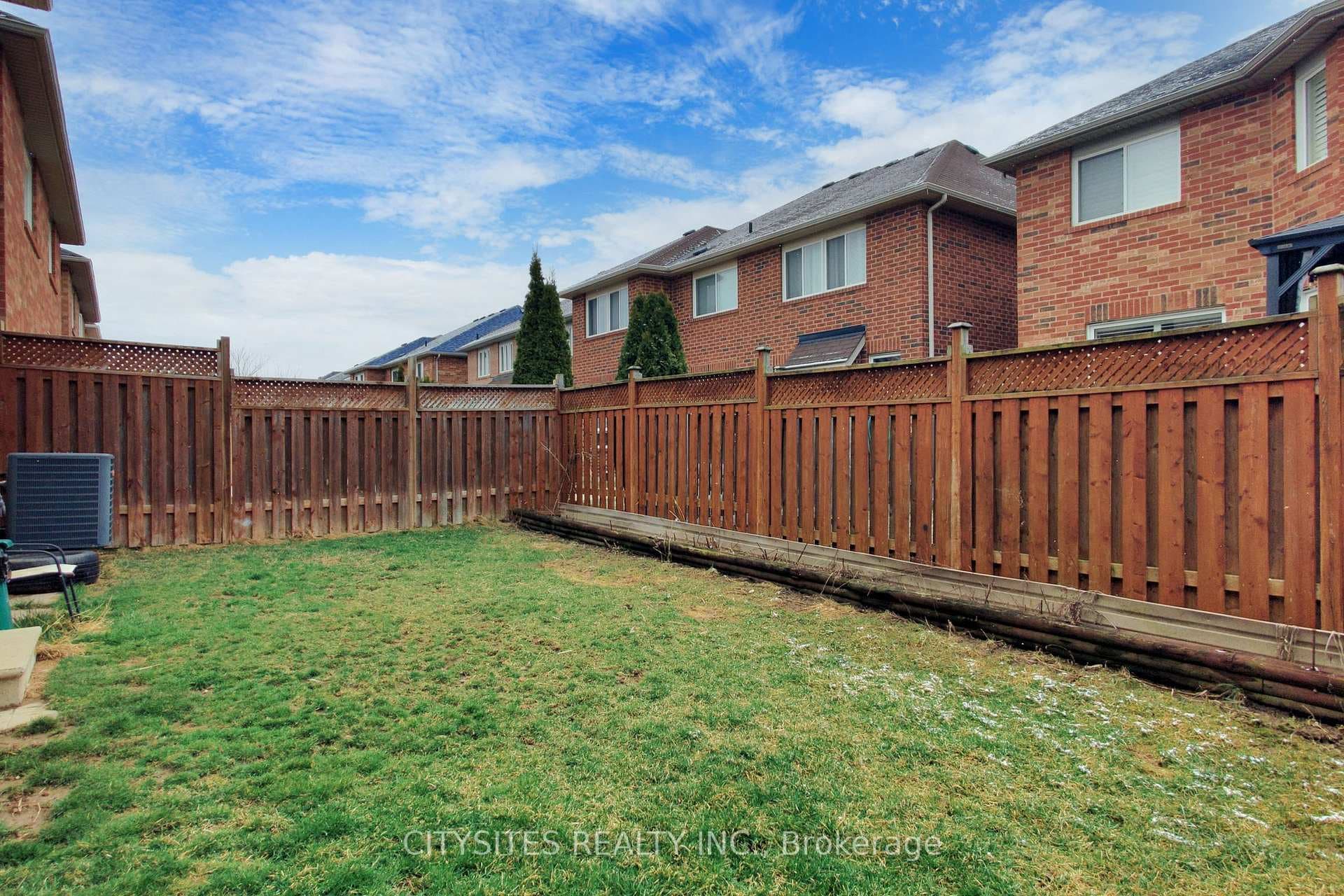 124 Crown Victoria Drive photo 39