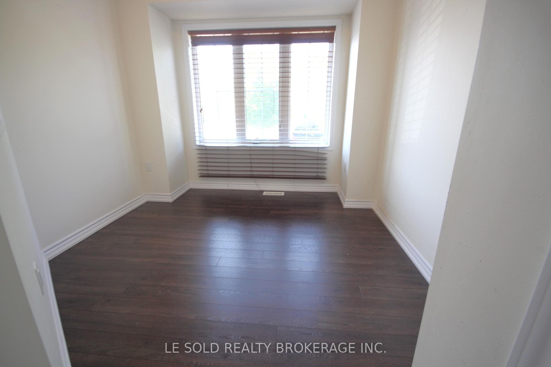 90 Hutt Crescent photo 10