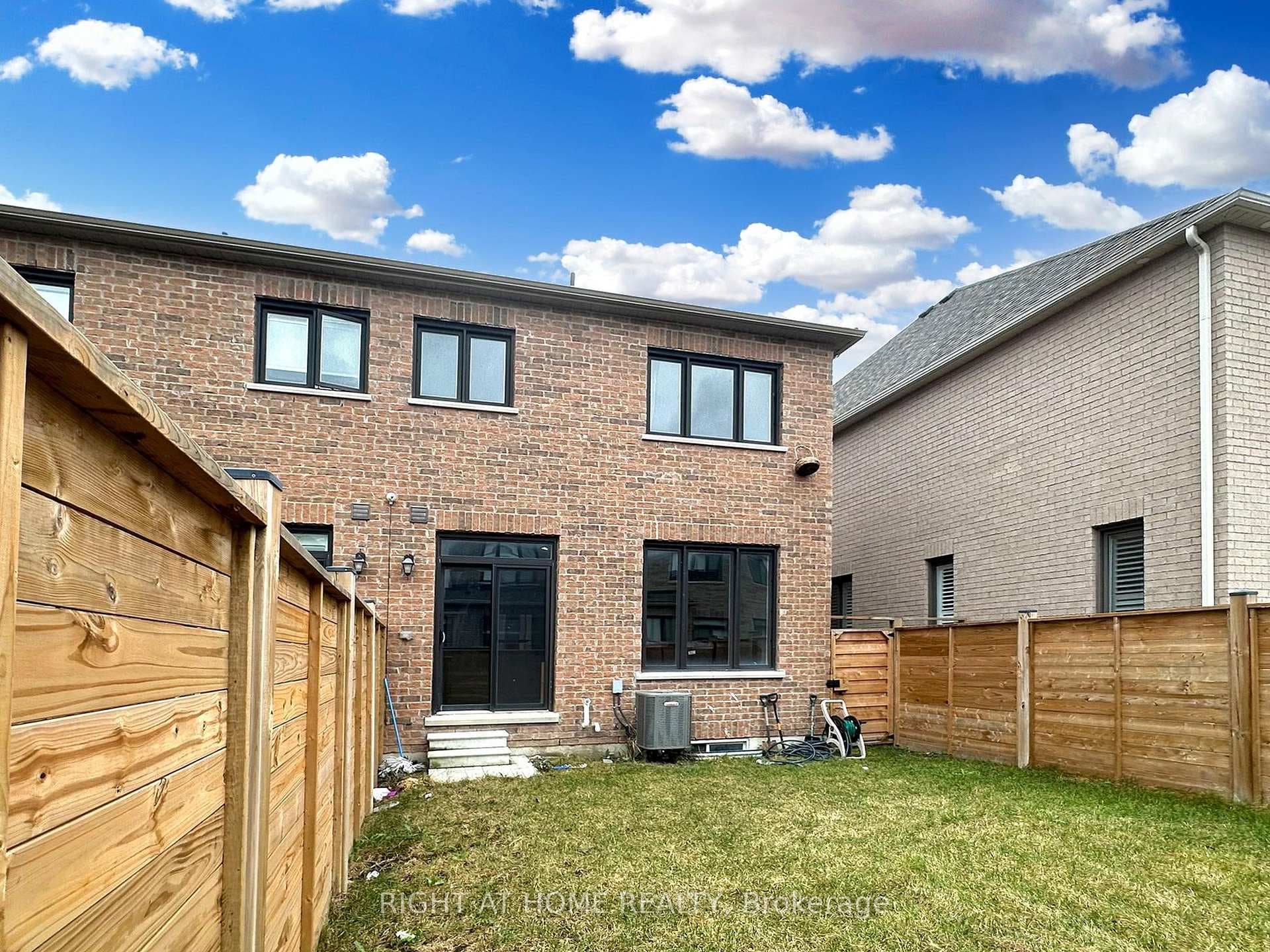 17 Louise Crescent photo 33
