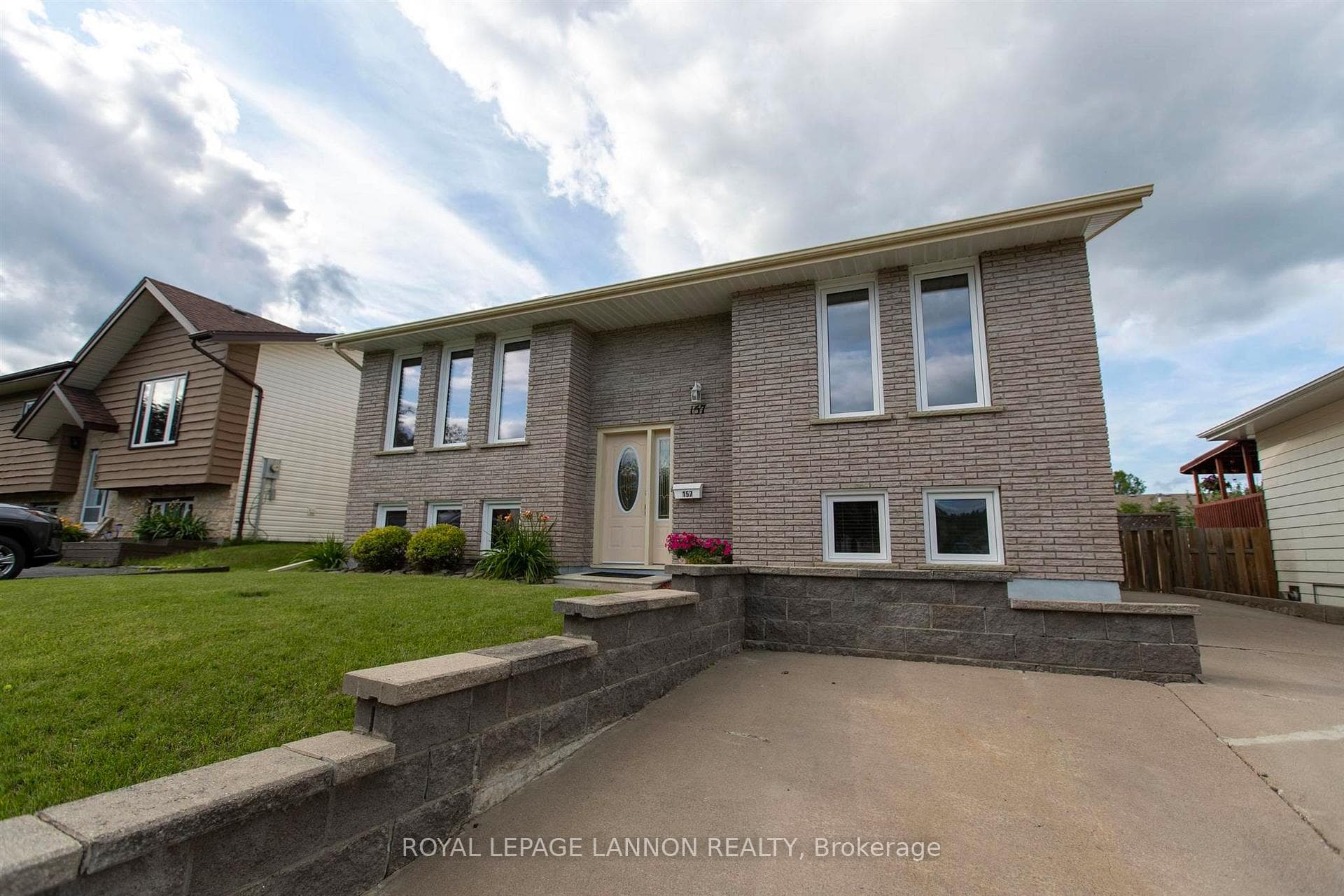 157 Iris Crescent photo 2