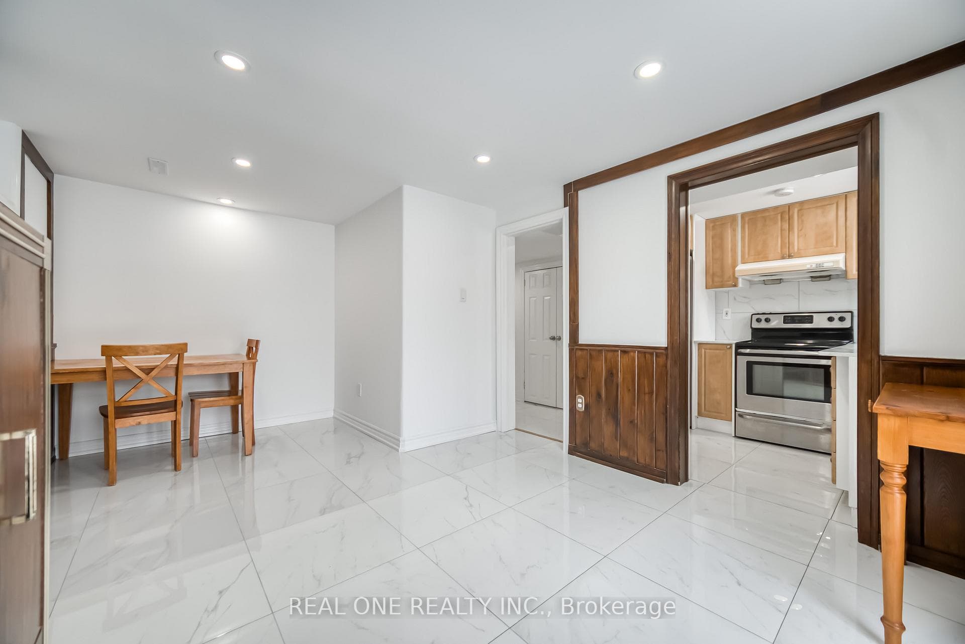 106 Deanscroft Square Unit Bsmt photo 31