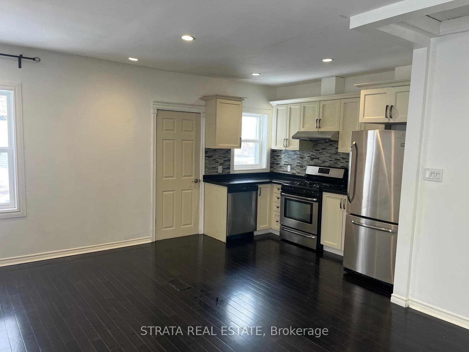 220 Holborne Avenue photo 2
