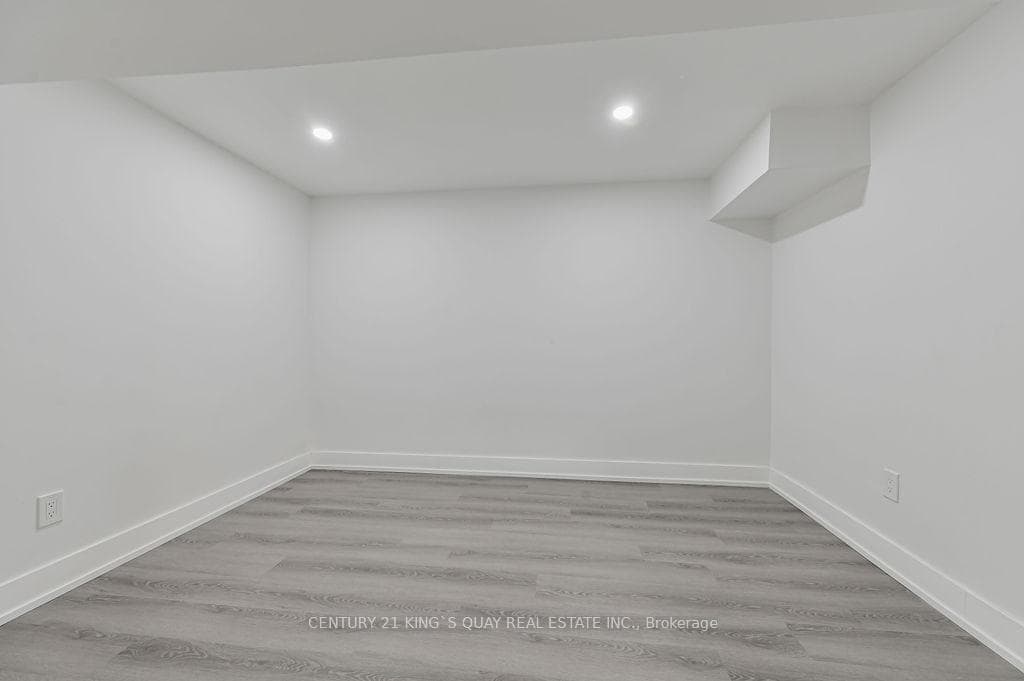 989 Old Cummer Avenue Unit Lower photo 16