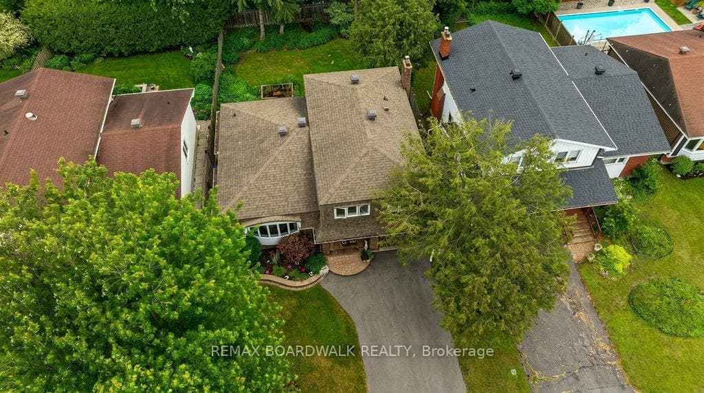 1703 Fieldstone Crescent photo 4