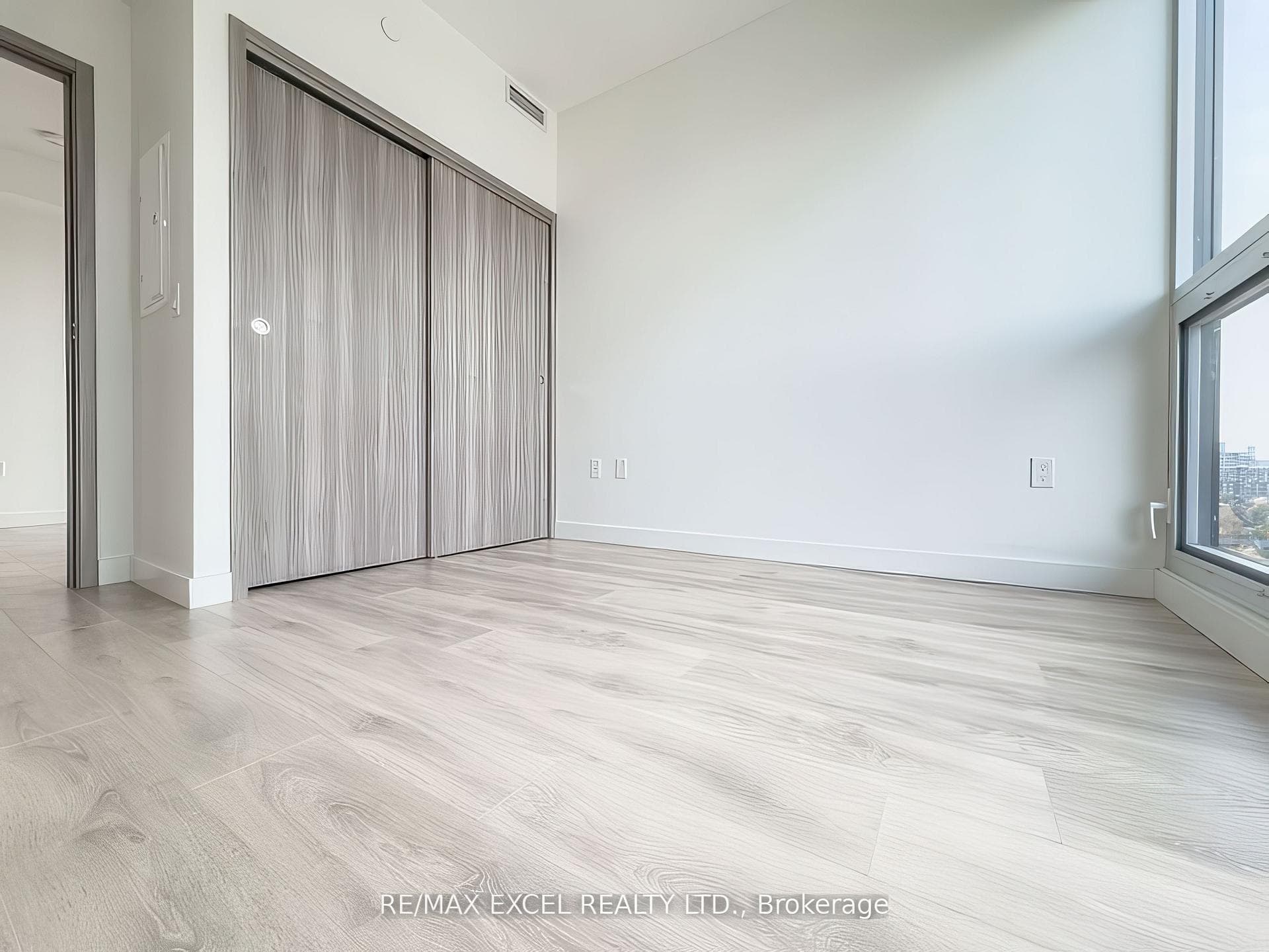 95 McMahon Drive Unit 2209 photo 24