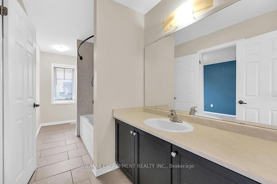 87 LARRY Crescent photo 32