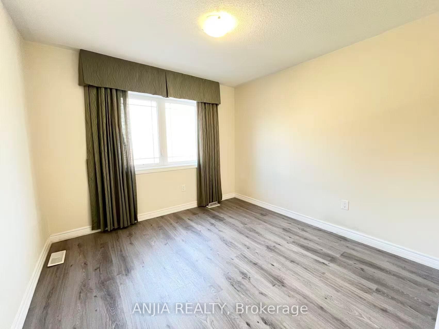 254 Cornell Centre Boulevard photo 12