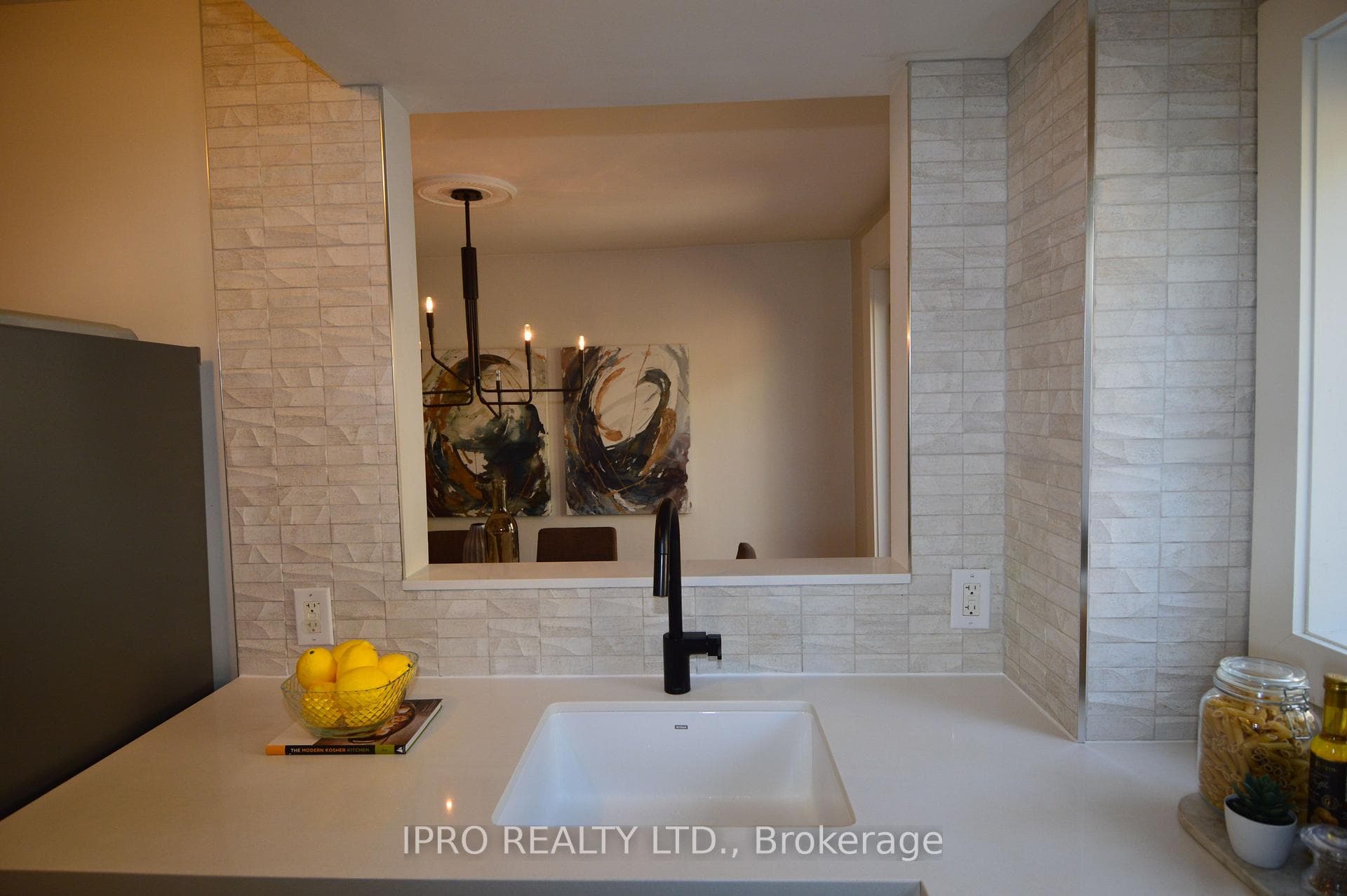 884 Davenport Road photo 10