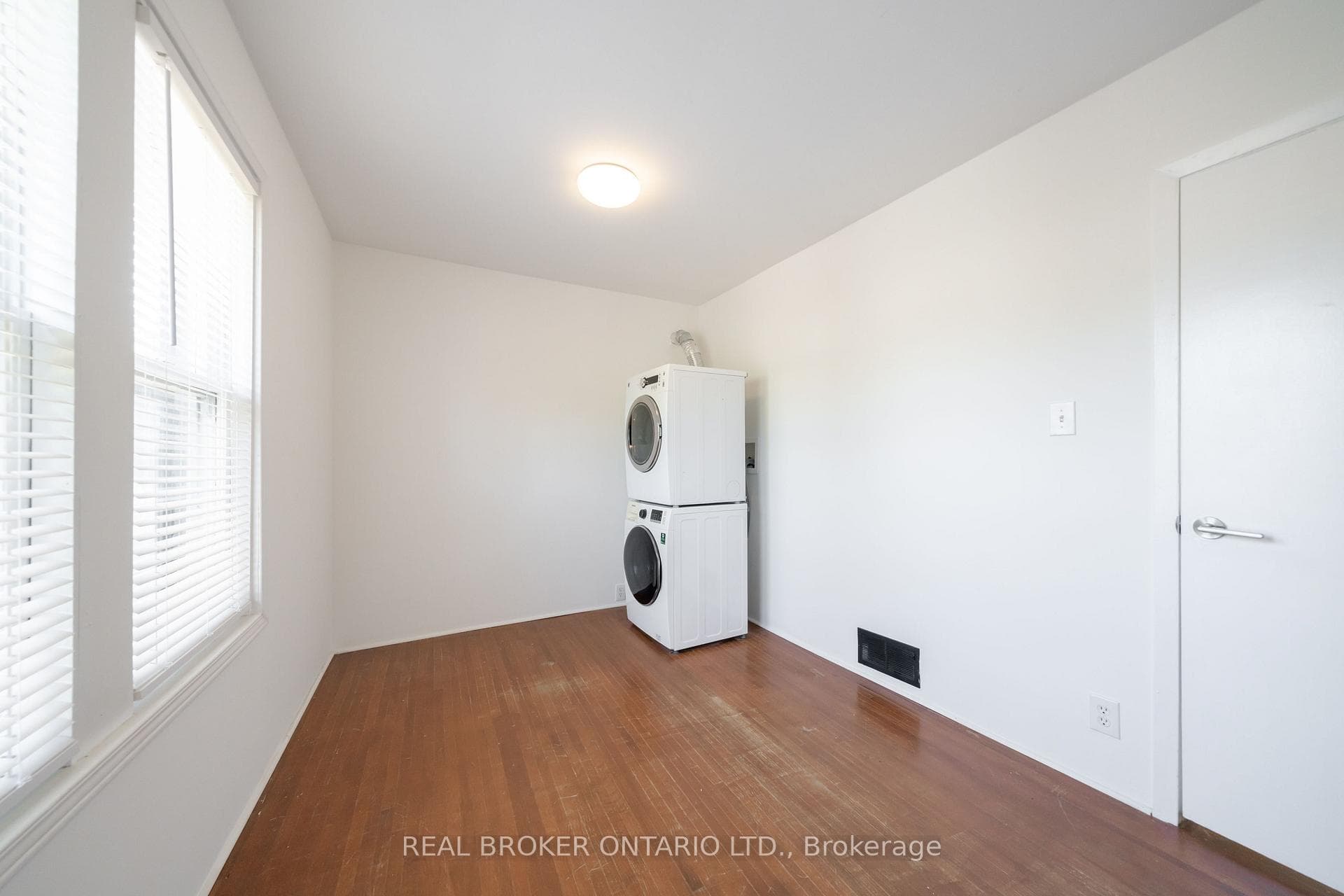 542 Glebeholme Boulevard Unit MAIN photo 32
