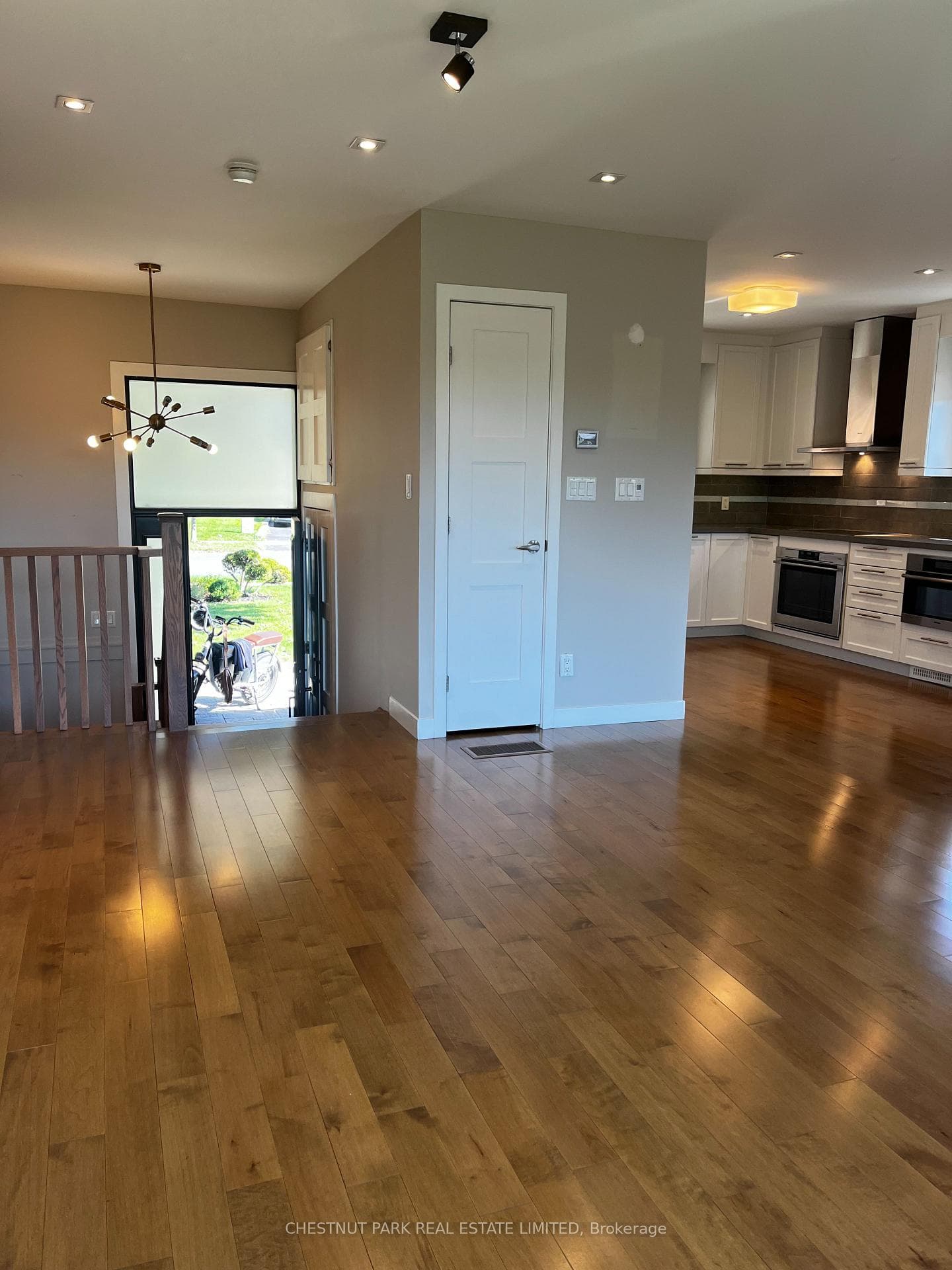 142 Sloane Avenue photo 2
