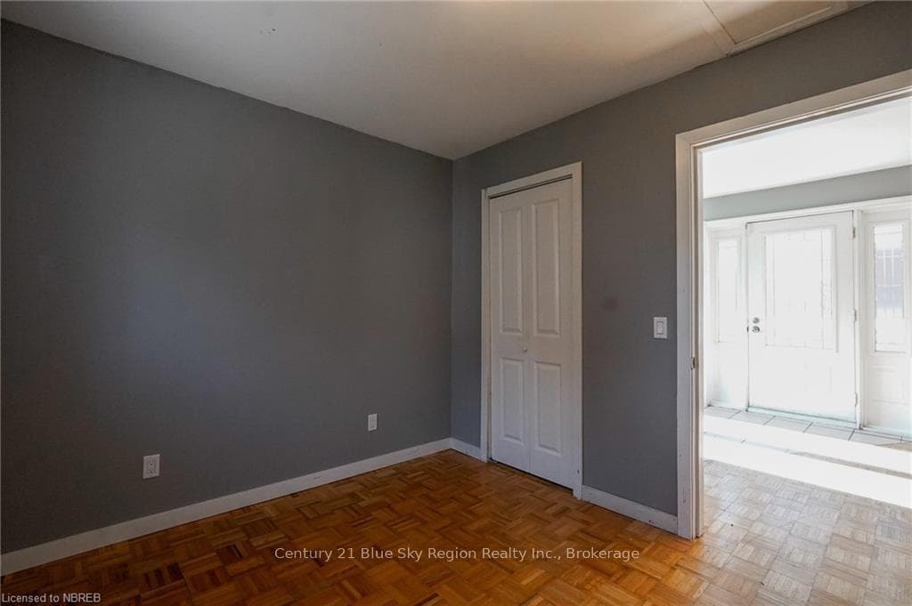 653 DOUGLAS Street photo 15