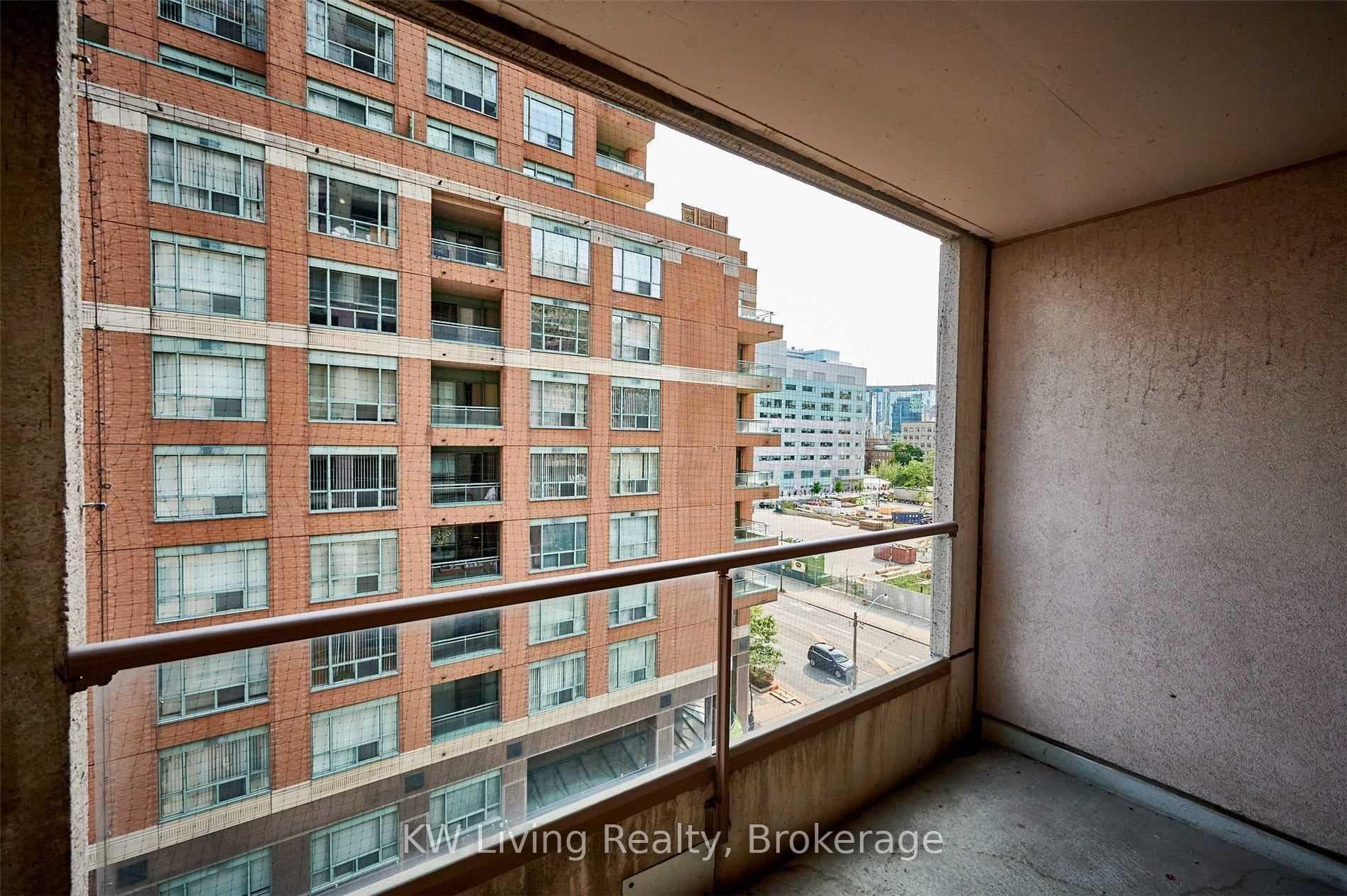 909 Bay Street Unit 606 photo 30