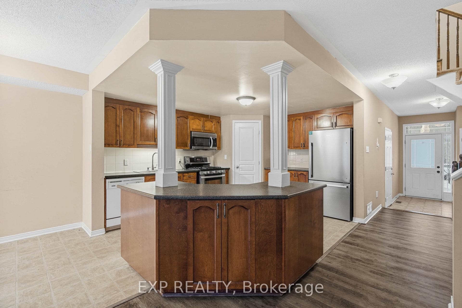 705 Regiment Avenue photo 8