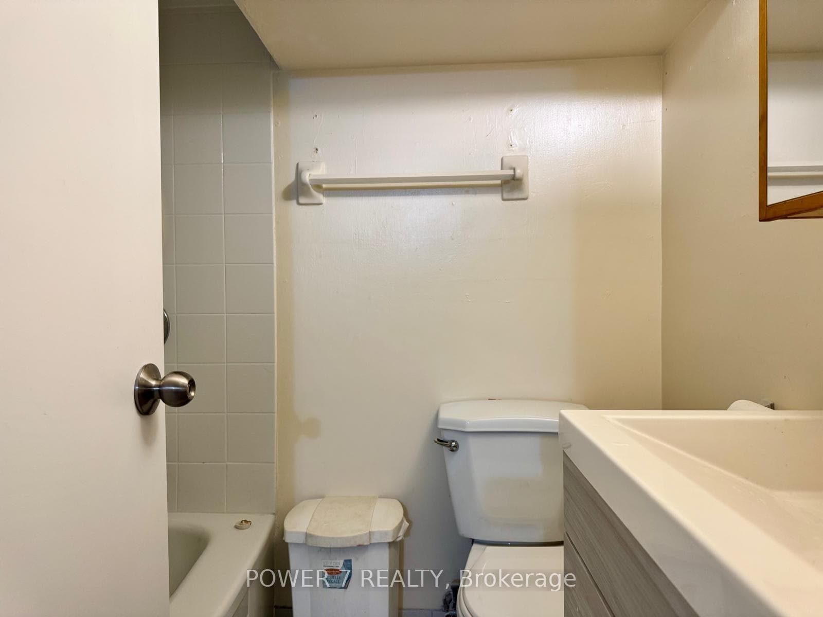 810 Ossington Avenue photo 20