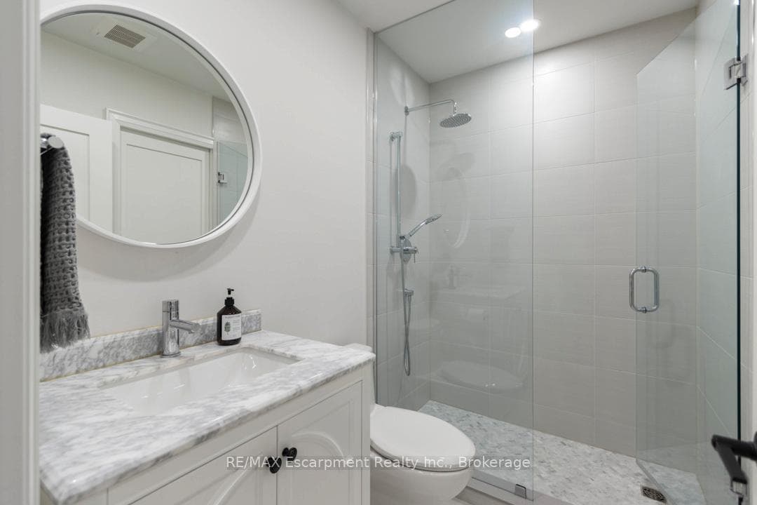 2109 Wellington Avenue photo 23