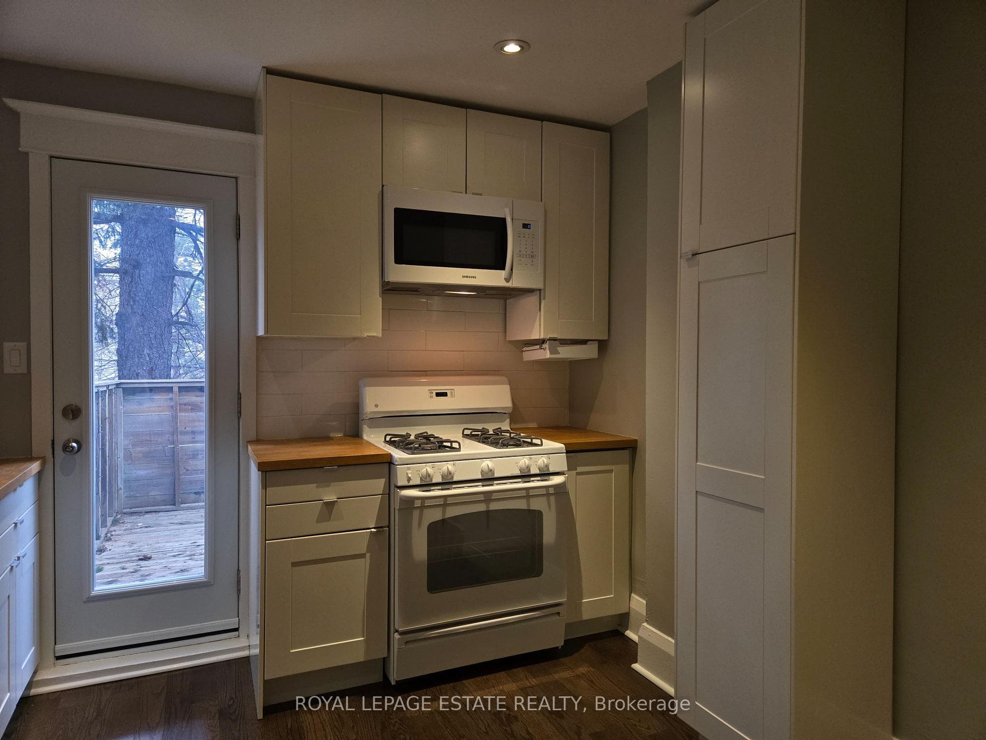 Gas Range & Pantry