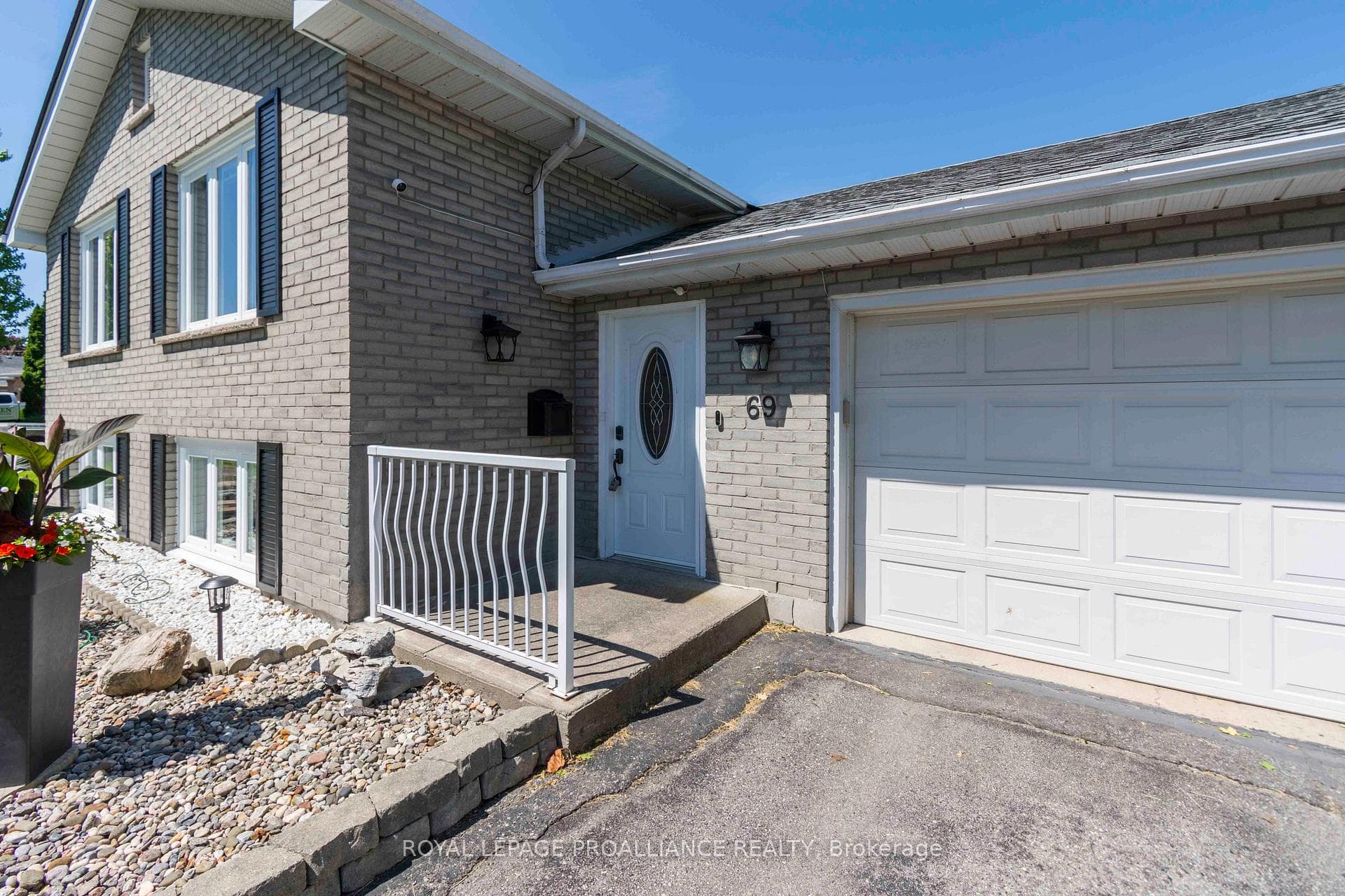 69 Farley Crescent photo 2