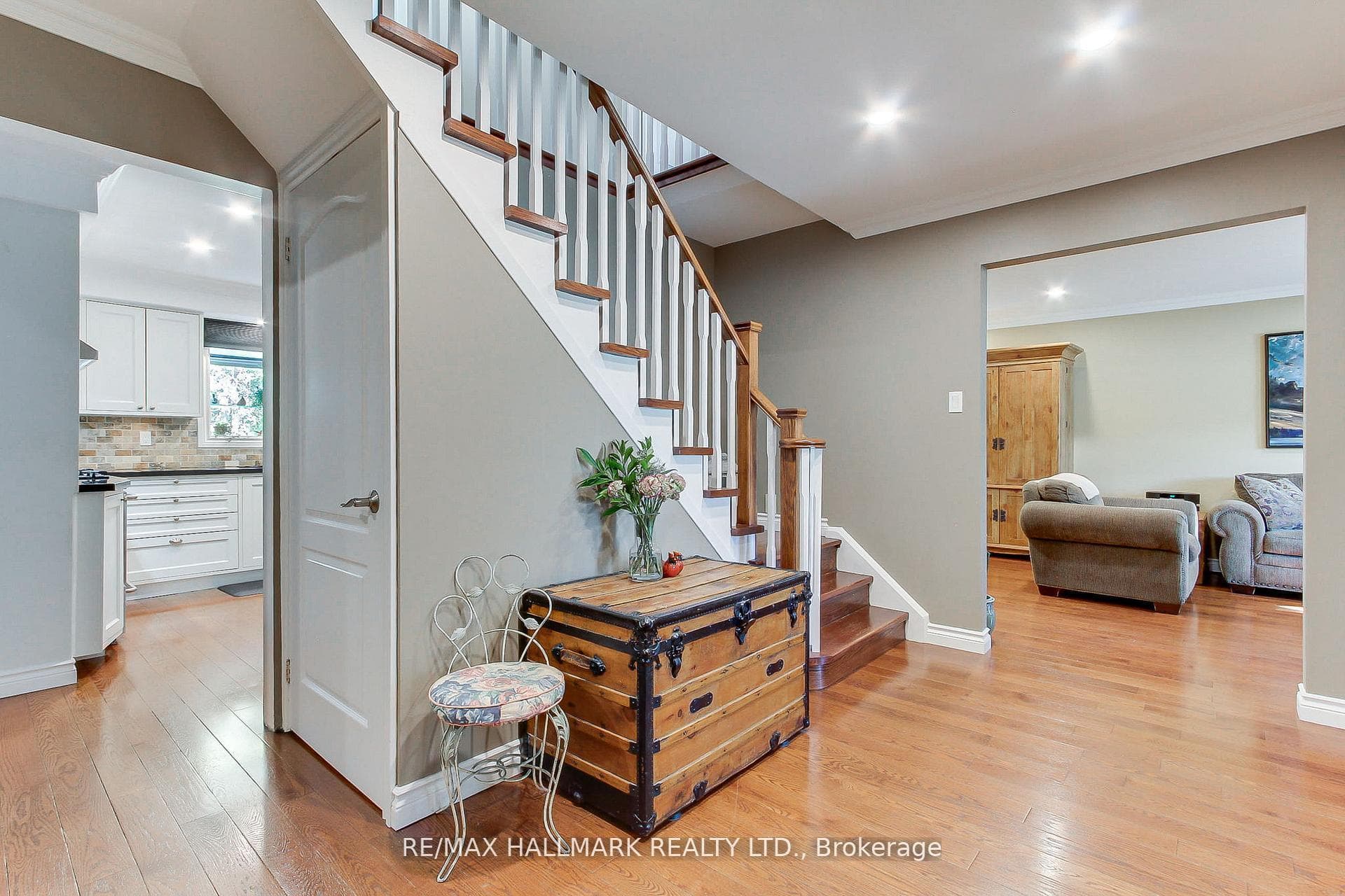 865 Arnold Crescent photo 8