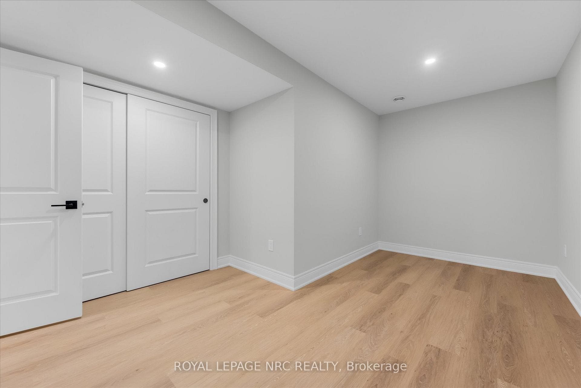 736 Clarence Street photo 29