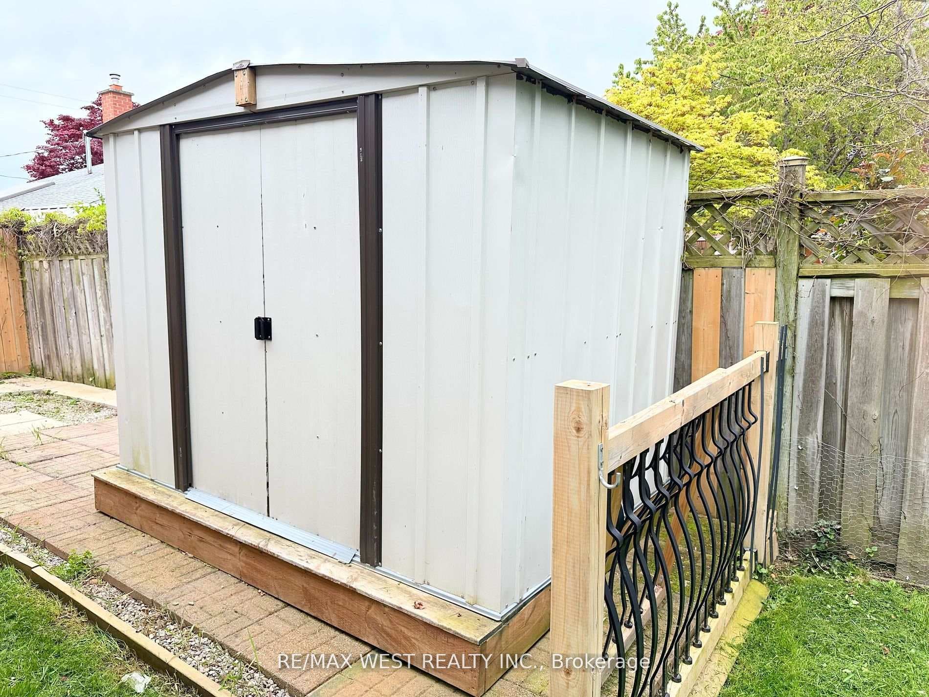 11 Howard Avenue photo 20