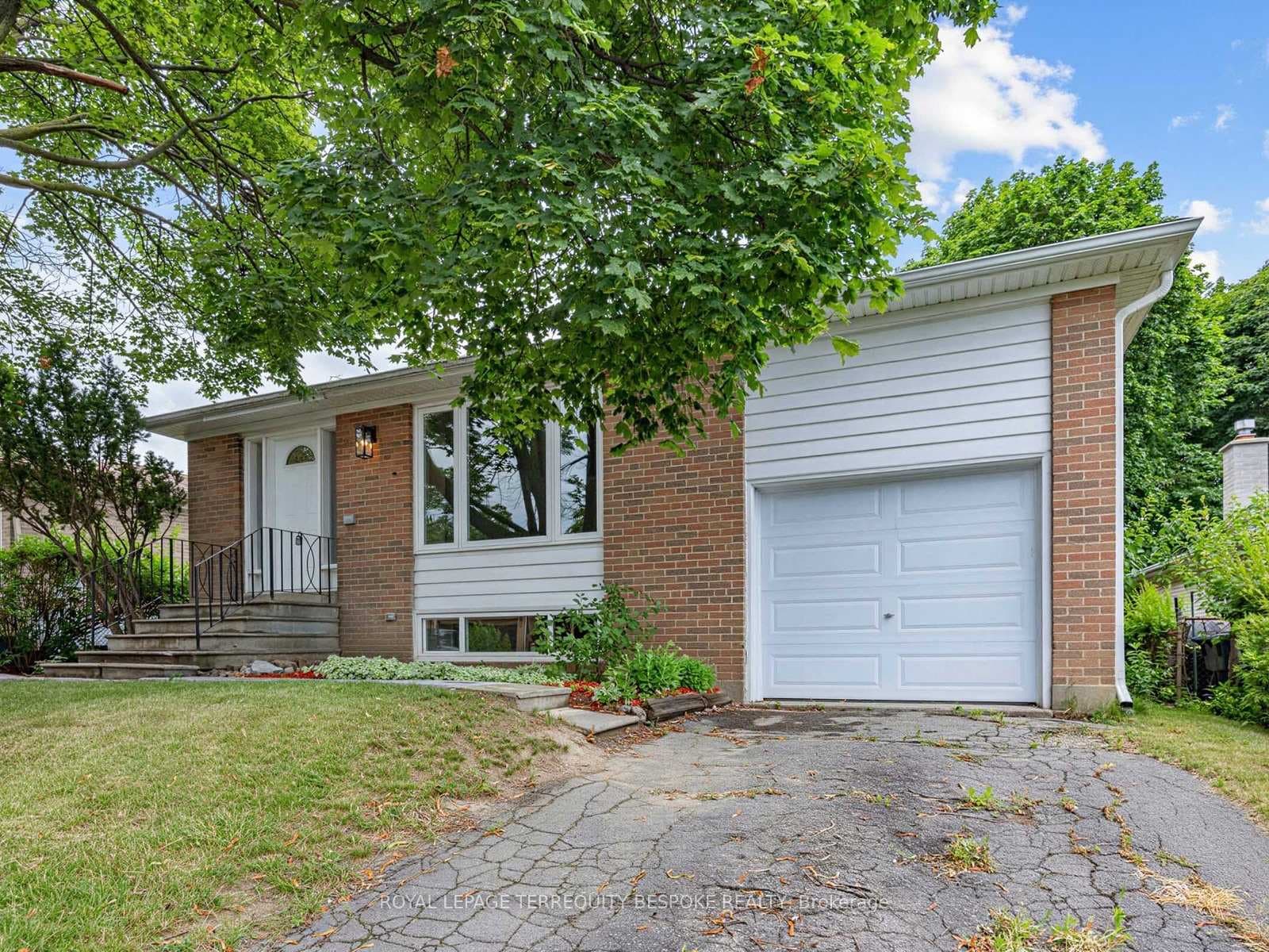 9 Midcroft Drive photo 2