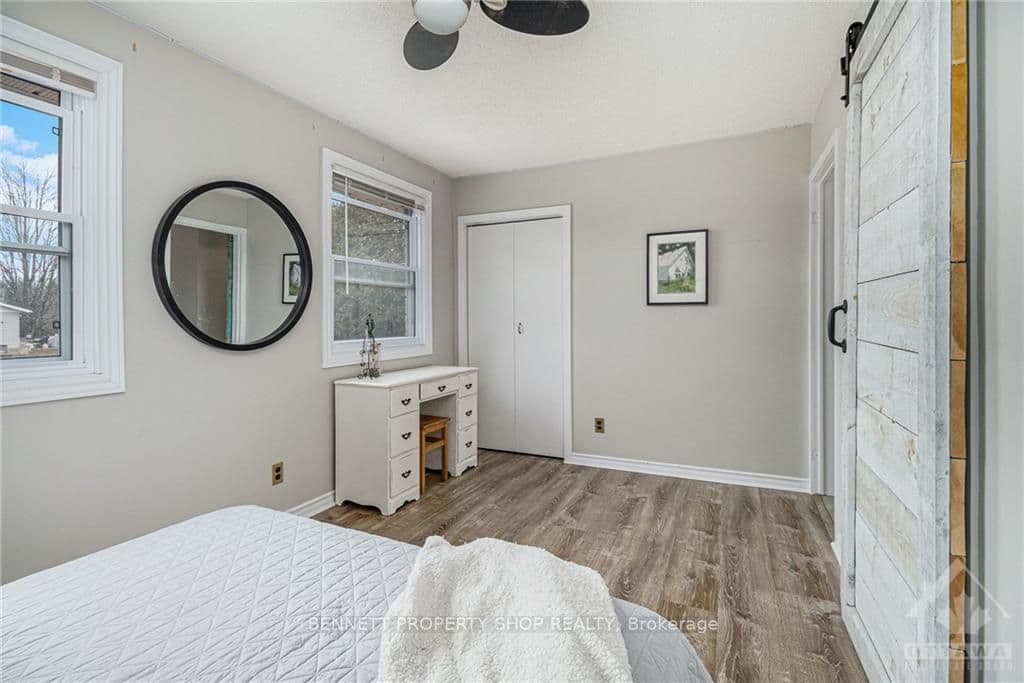 1676 DUNROBIN Road photo 11