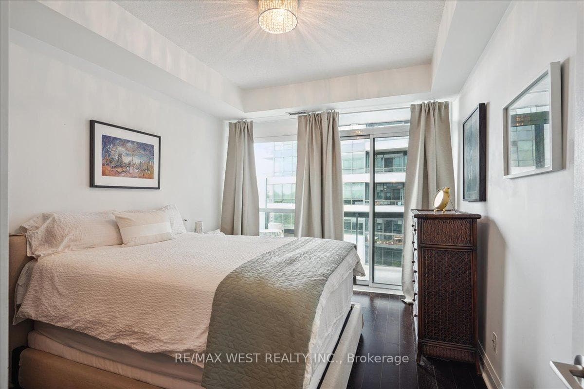 1 Hurontario Street Unit 421 photo 8