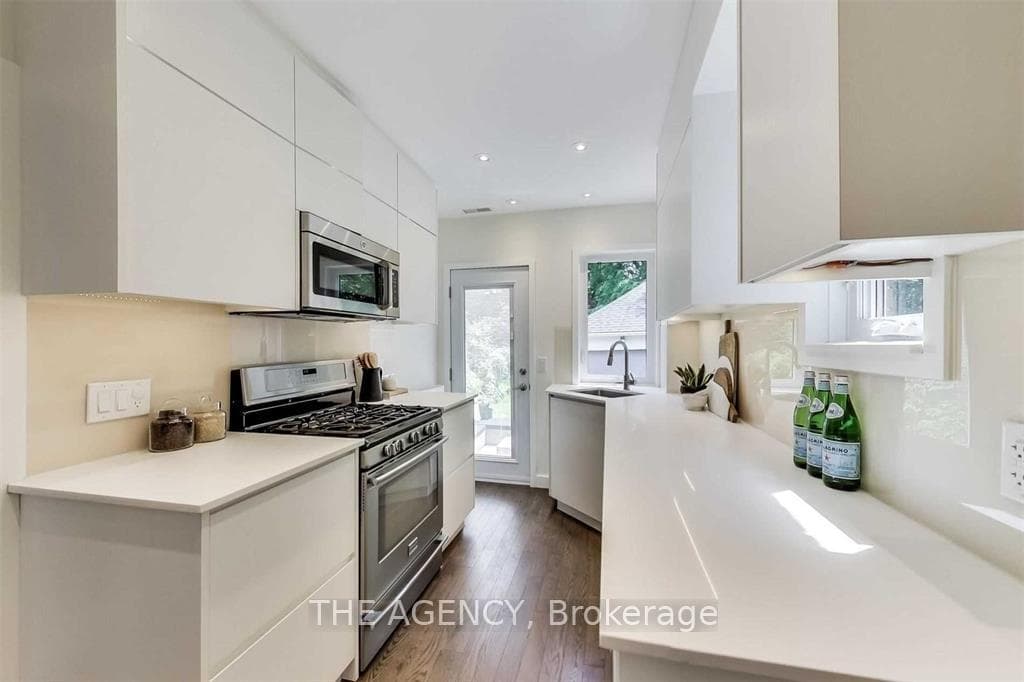 523 Soudan Avenue photo 9
