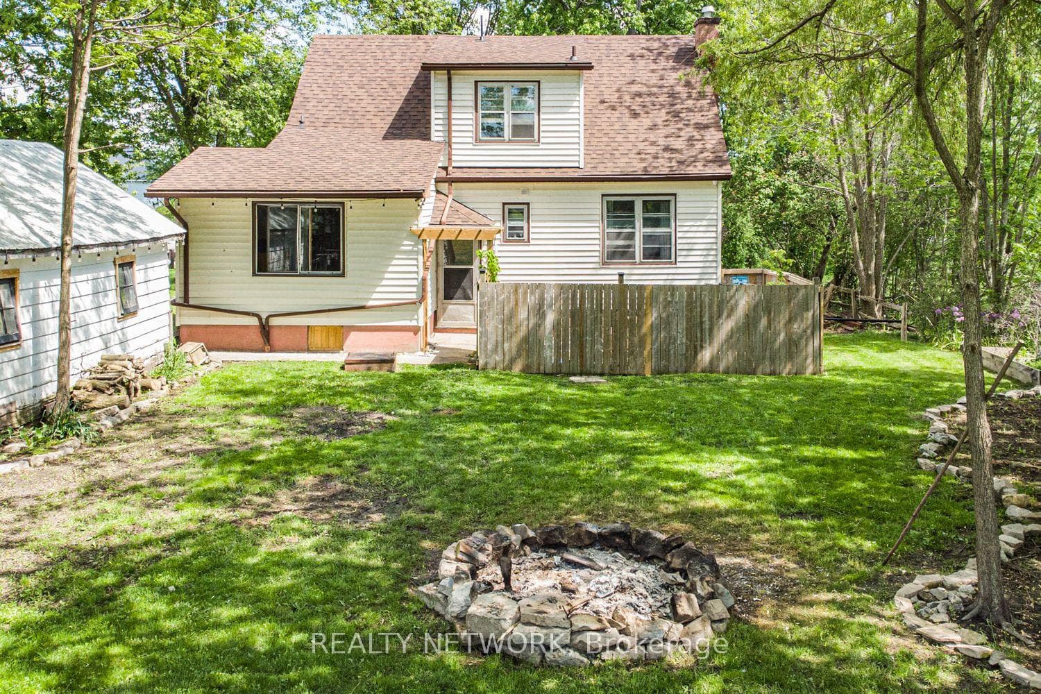 32 Grant Avenue photo 44