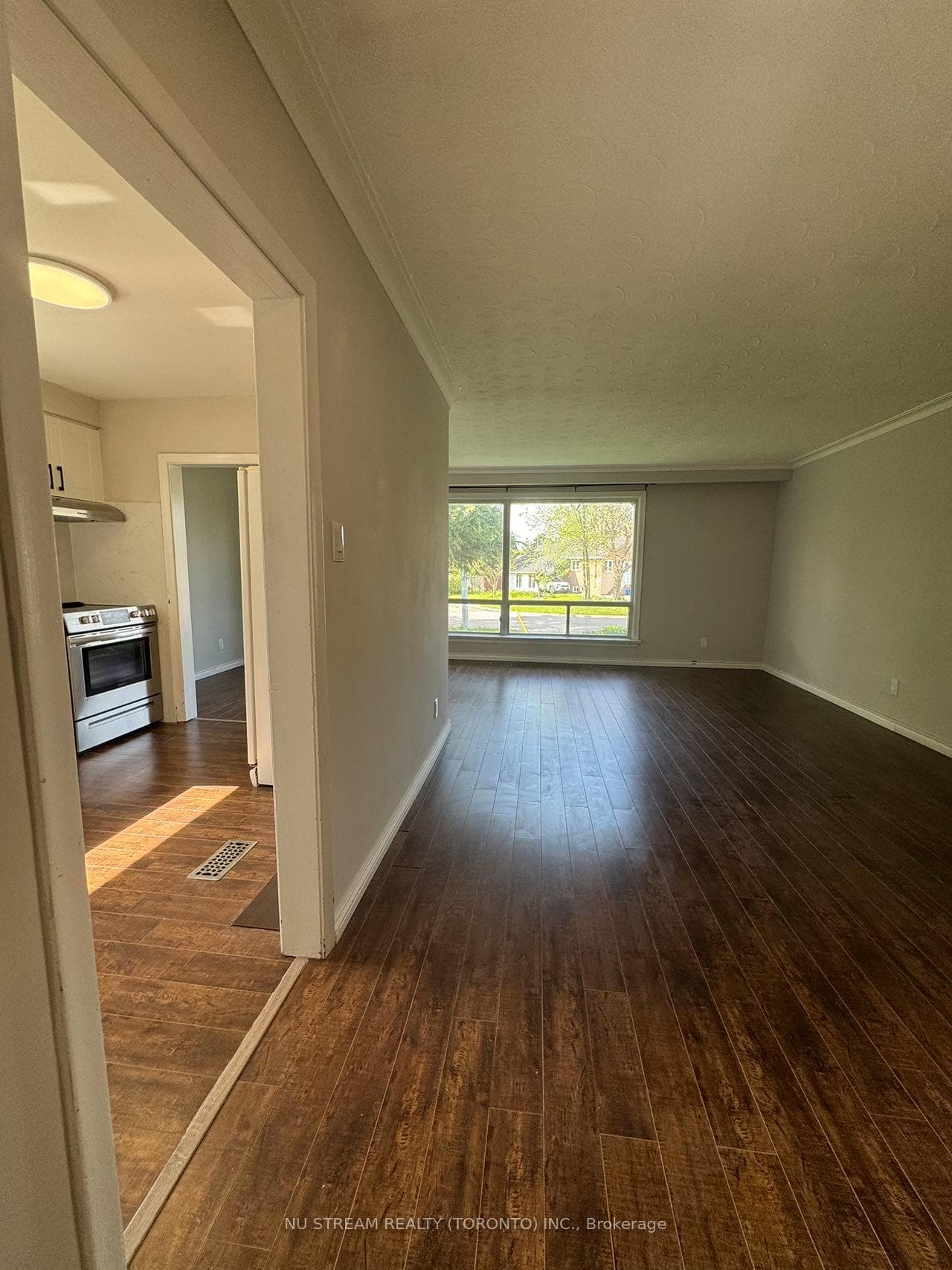 465 Lynett Crescent Unit Main photo 3