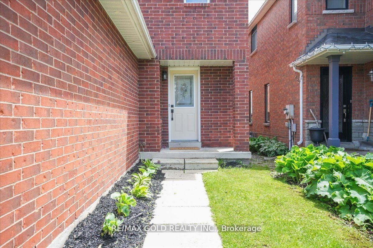 471 Jay Crescent photo 3