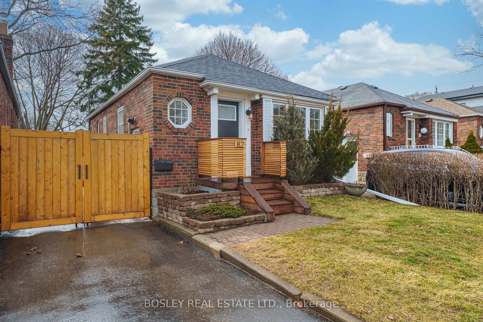 82 Manderley Drive photo 1