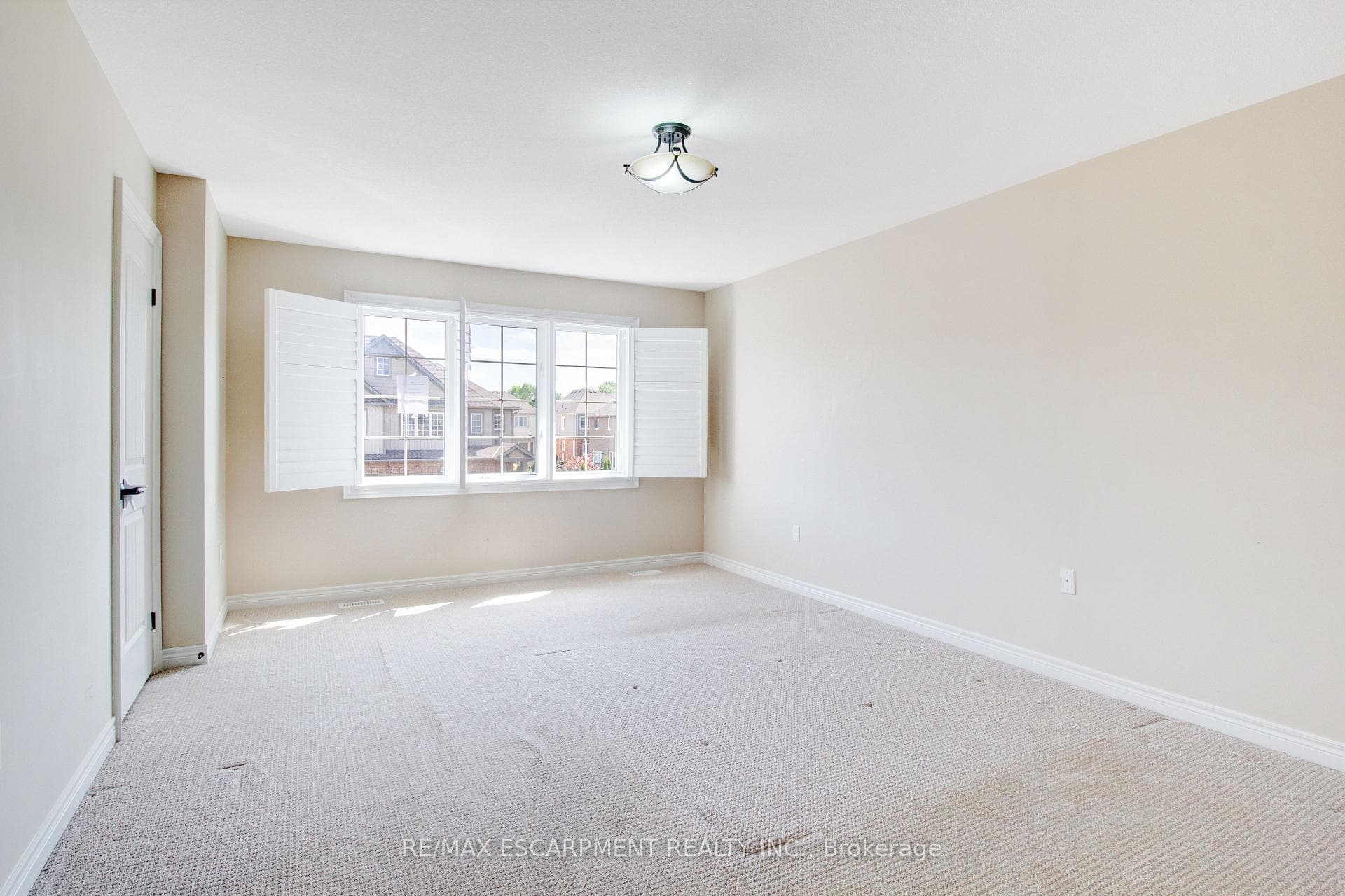6411 Shapton Crescent photo 25