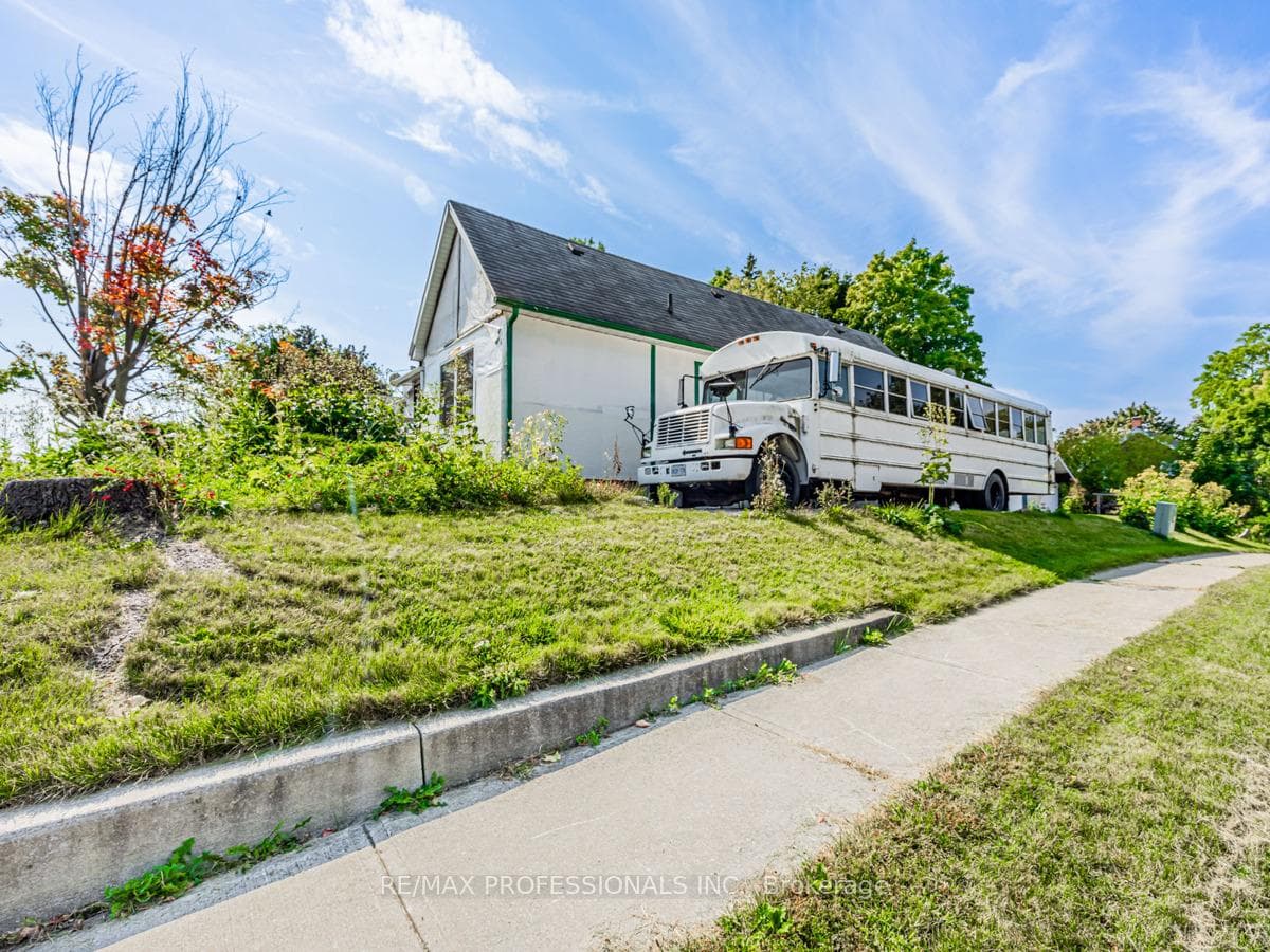 600 Athol Street photo 26