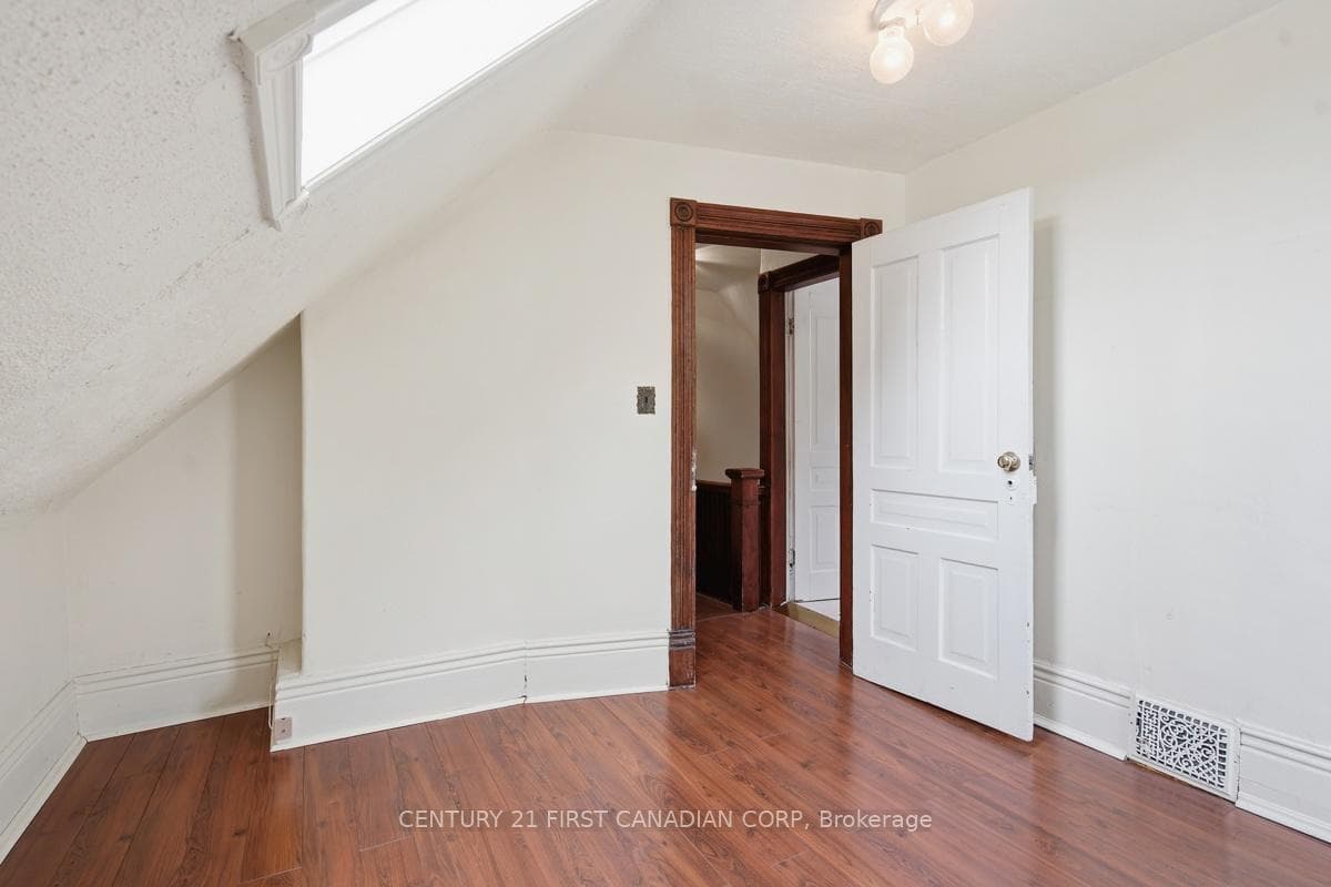 834 Colborne Street photo 24