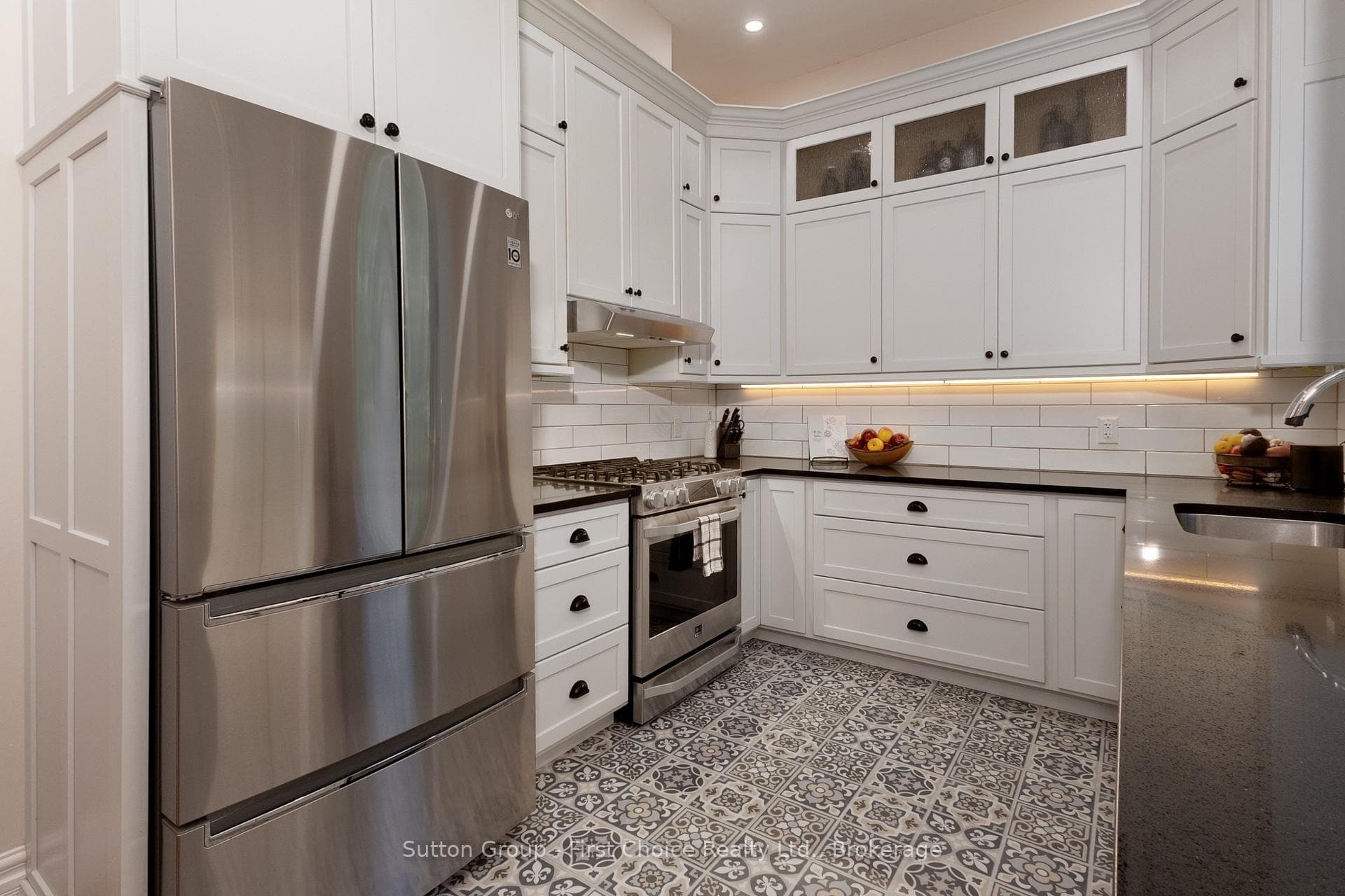 293 Wellington Street photo 11