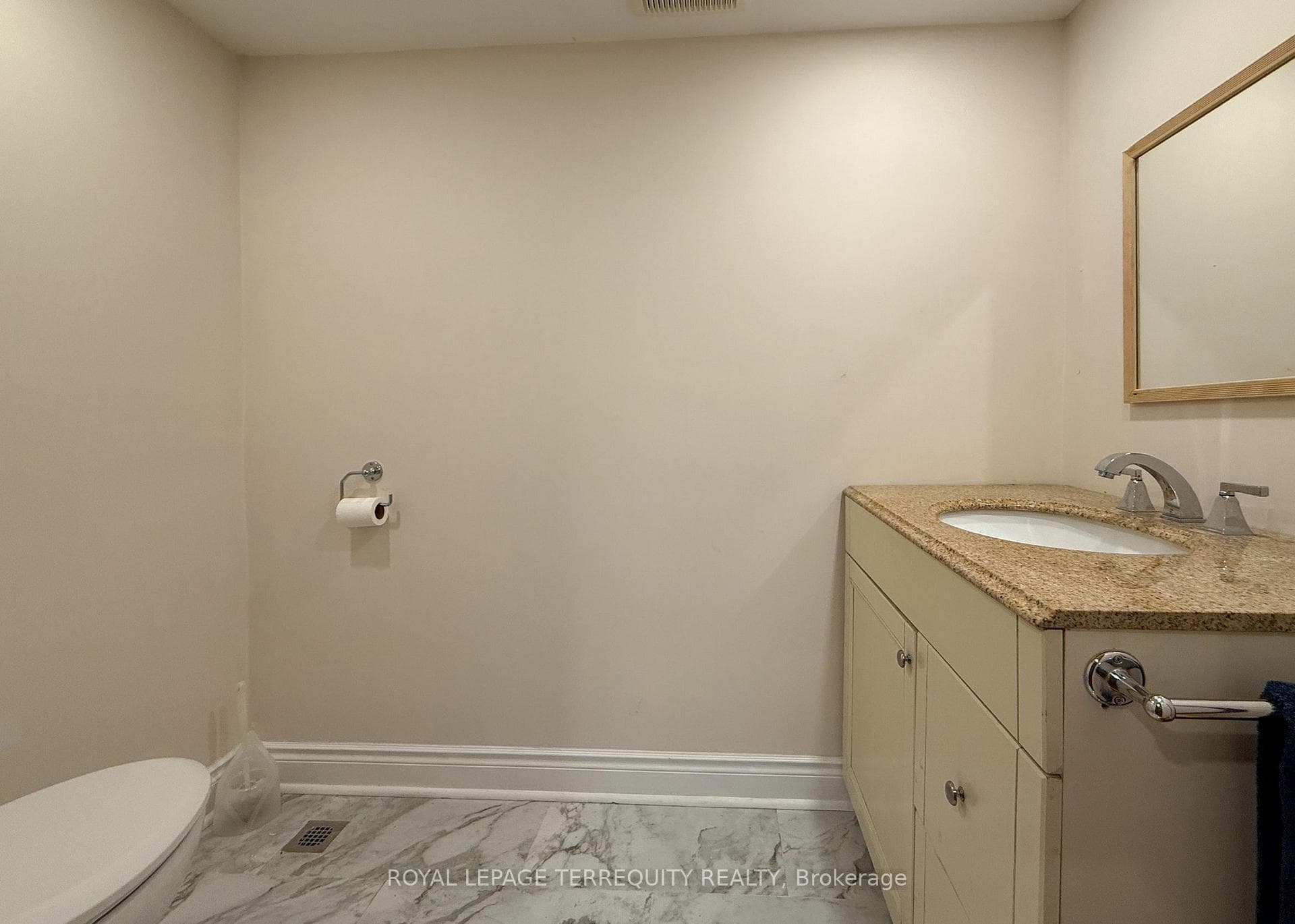 24 Simcoe Street photo 28