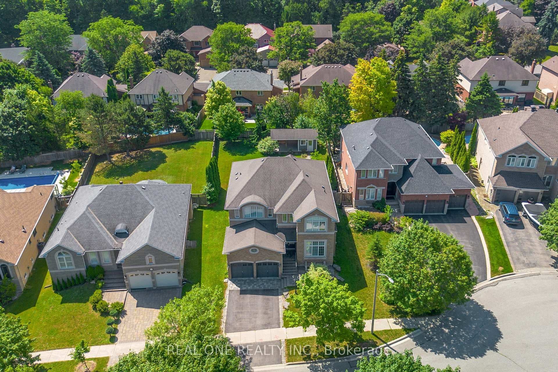 27 Gleave Court photo 1