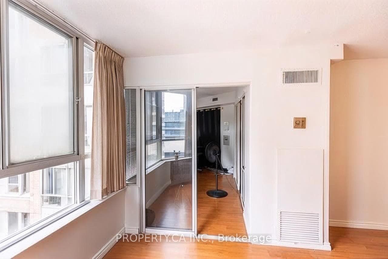 717 Bay Street Unit 1402 photo 6