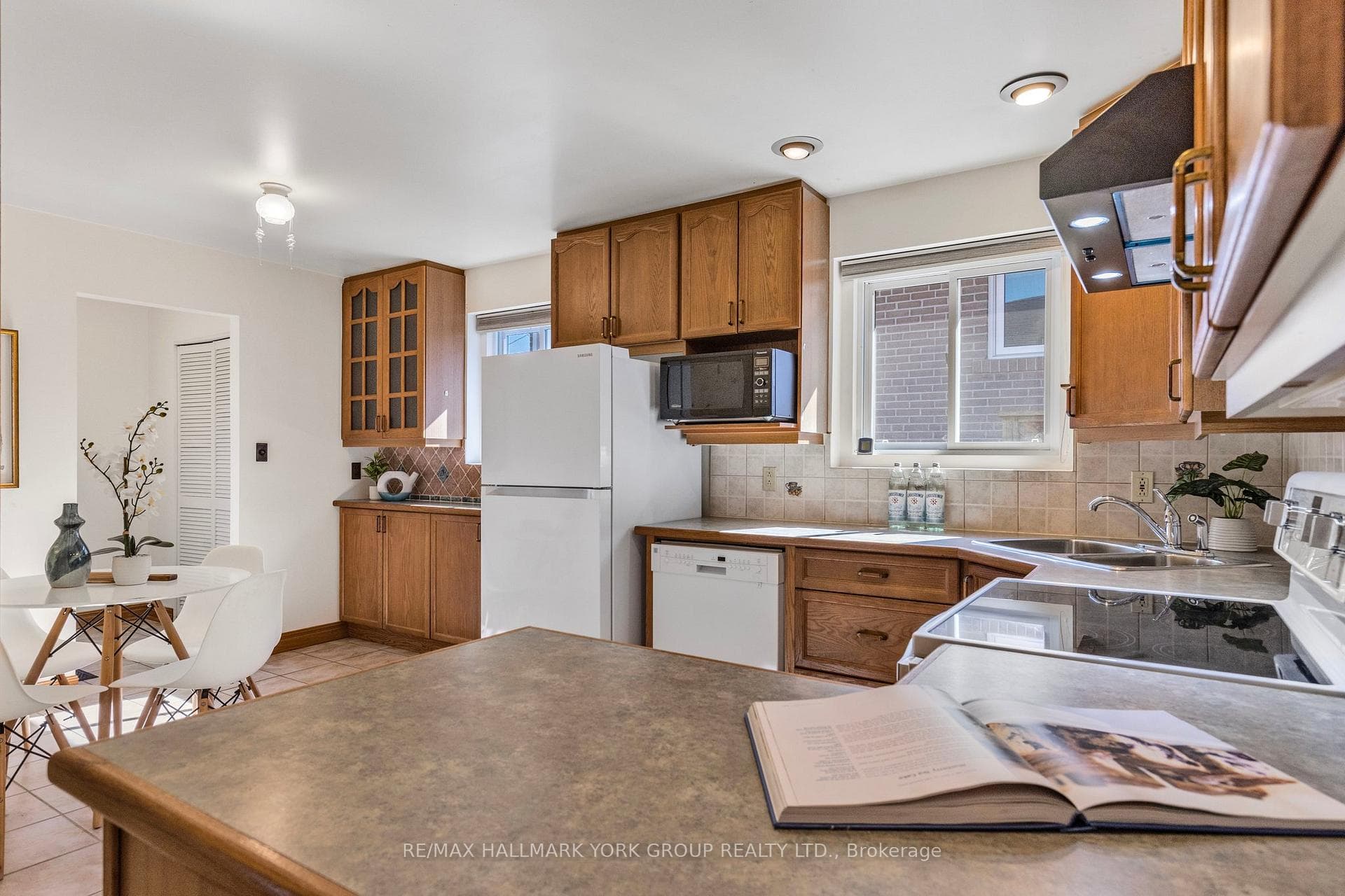 708 Sunnypoint Drive photo 4