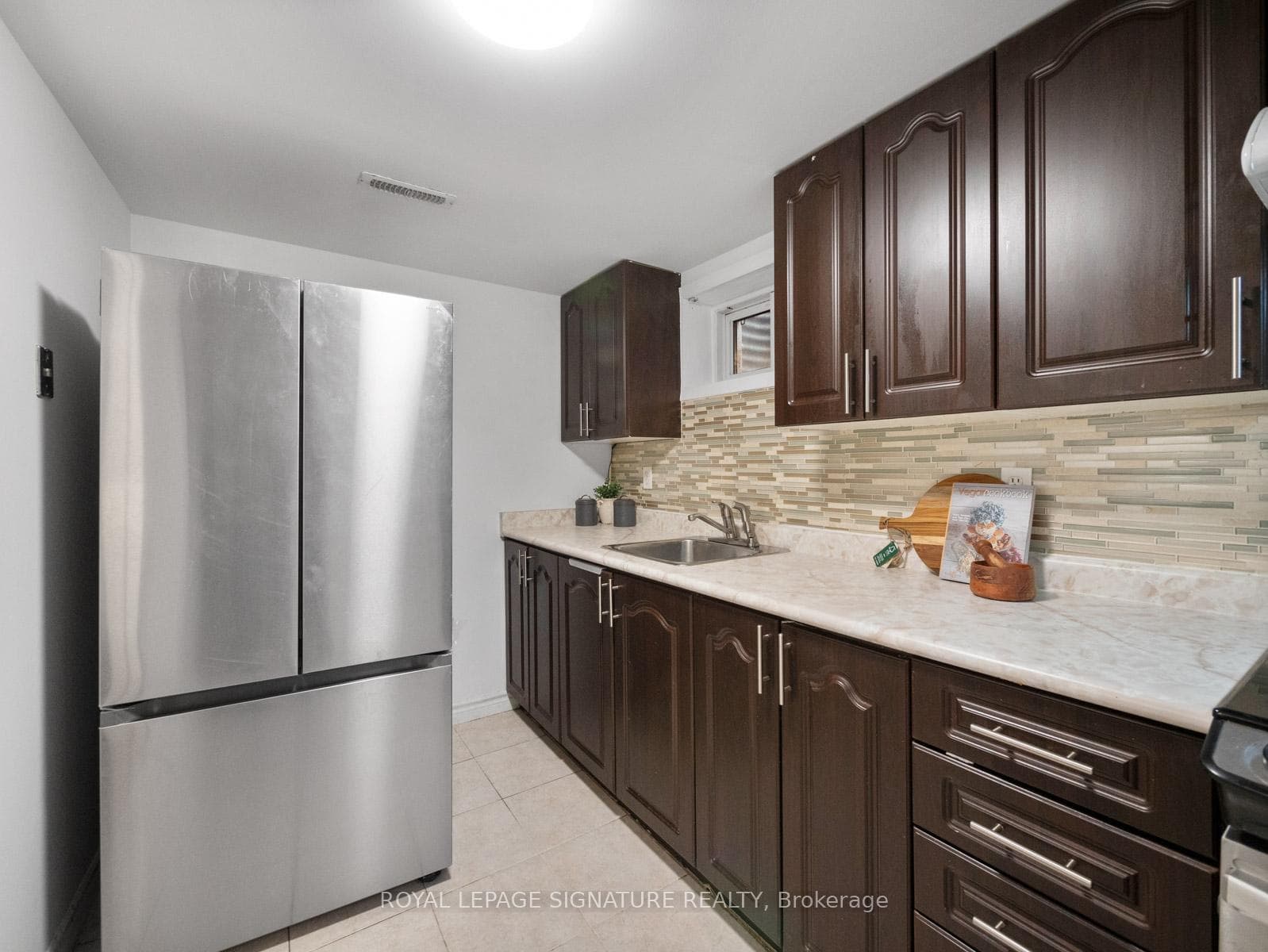19 Shoreland Crescent photo 24