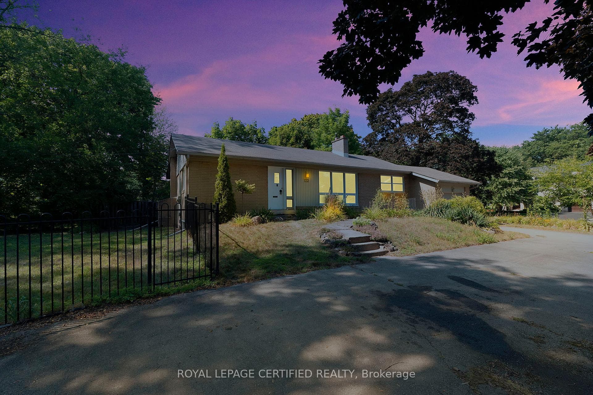 122 Selgrove Crescent photo 3