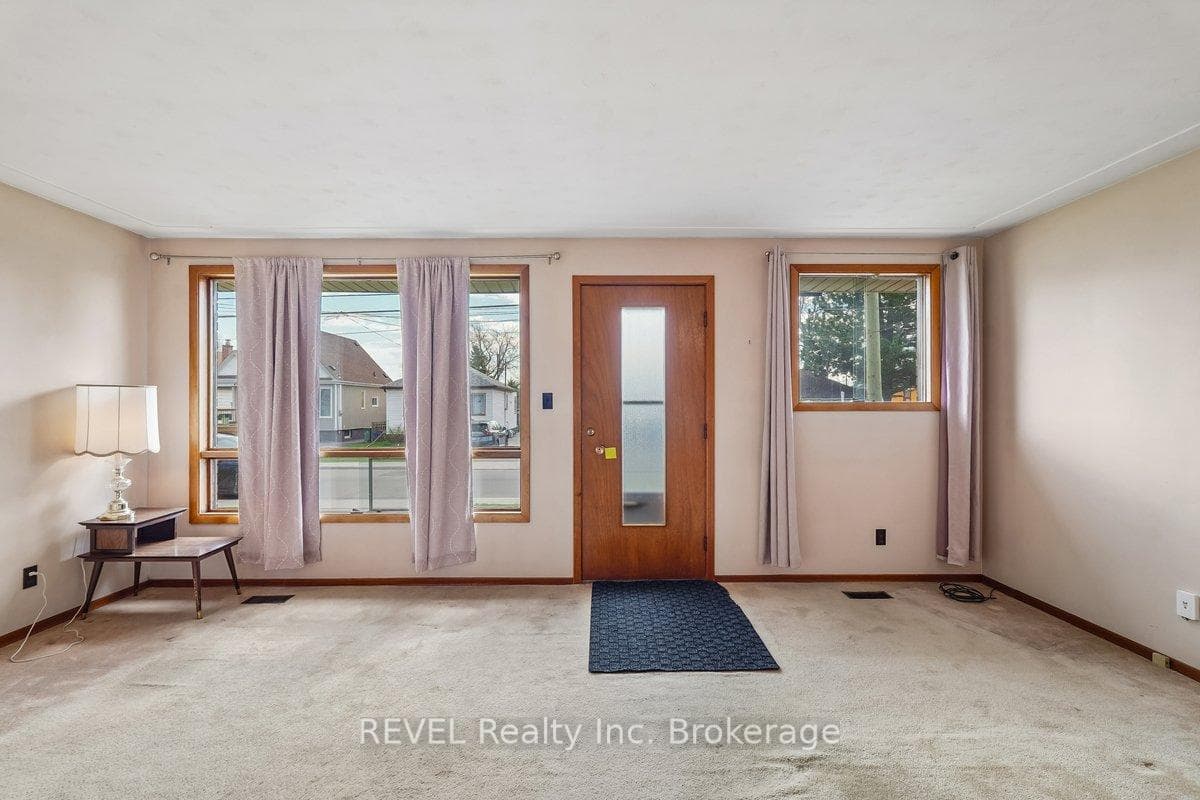 547 Quebec Street photo 2