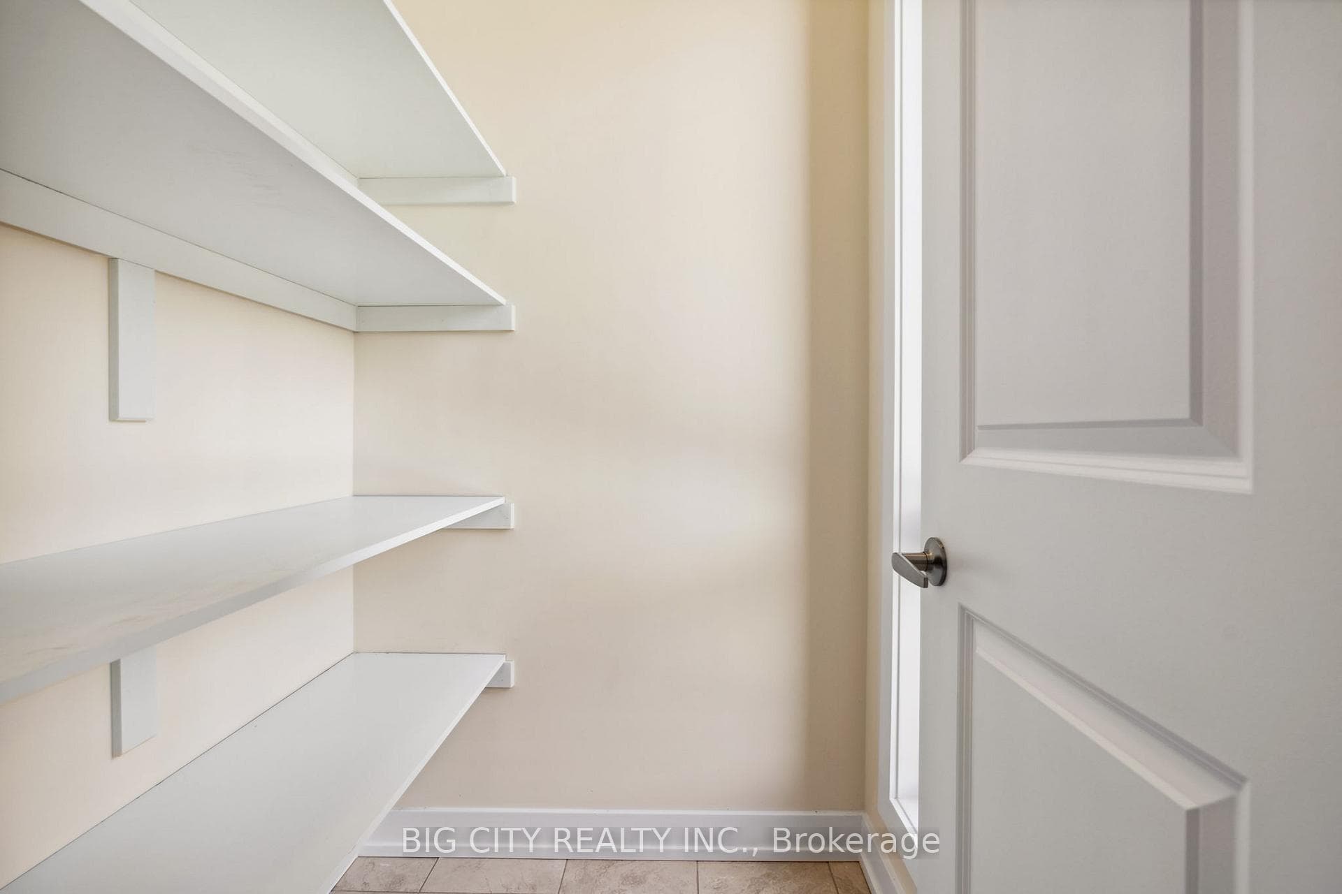 101 Stauffer Crescent photo 21