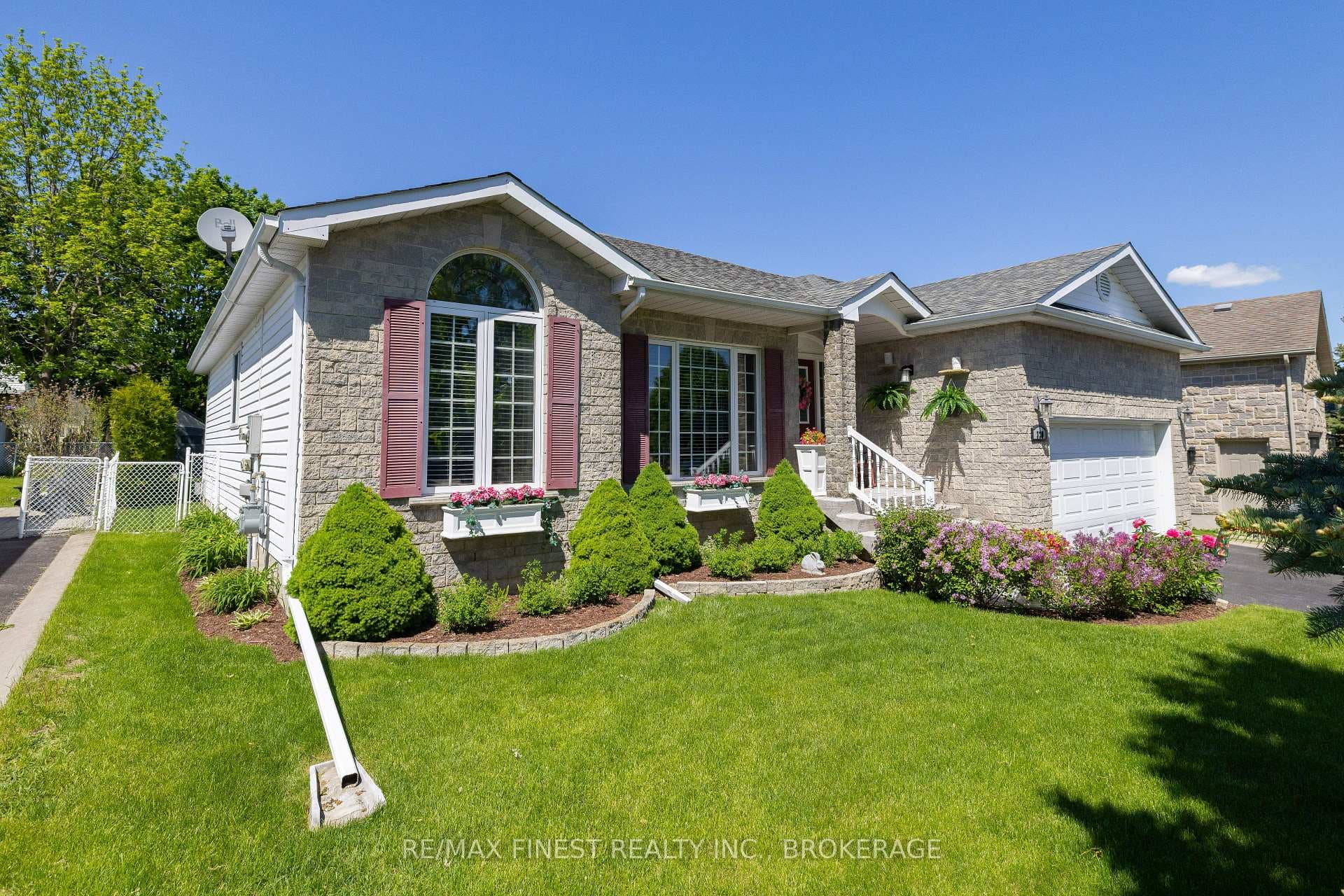 320 Friarhill Crescent photo 2
