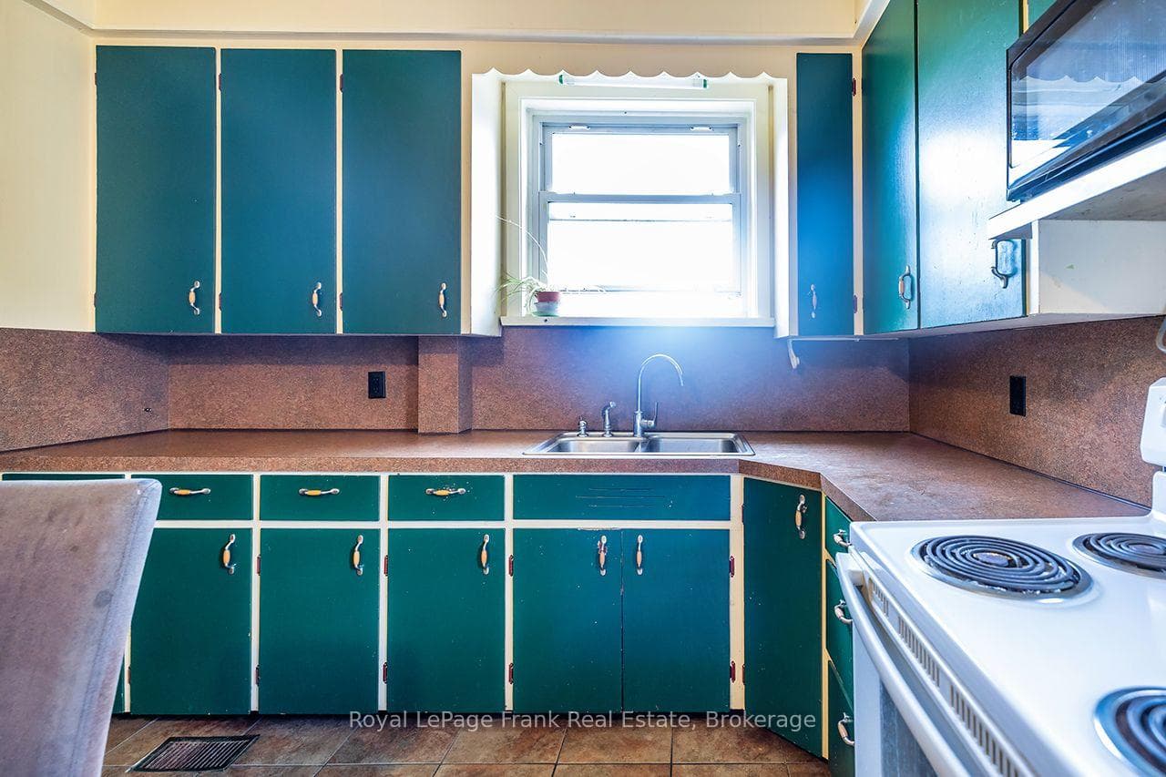 Kitchen o/l Side Yard